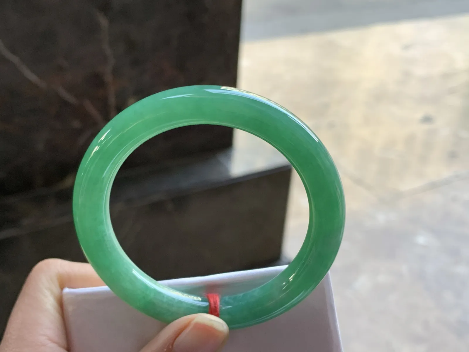 53-9.2-8.6

绿色圆条手镯^_^鲜艳 玉质温润