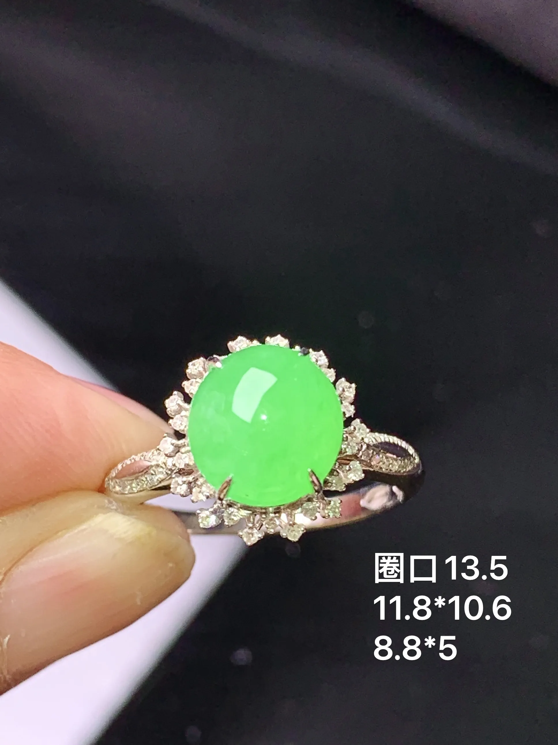 18k金钻镶嵌翠绿蛋面戒指 玉质细腻 色泽艳丽清新 圈口13.5 整体尺寸11.8*10.6