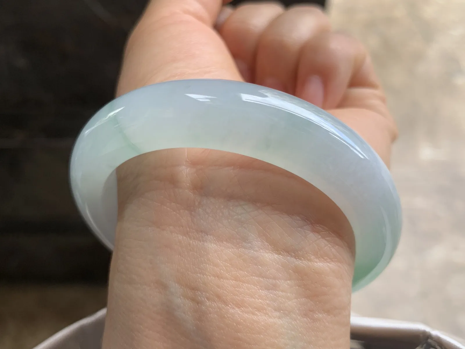 55.5-12.7-8.9mm
冰种绿花手镯 水润光泽 花色漂亮 推荐