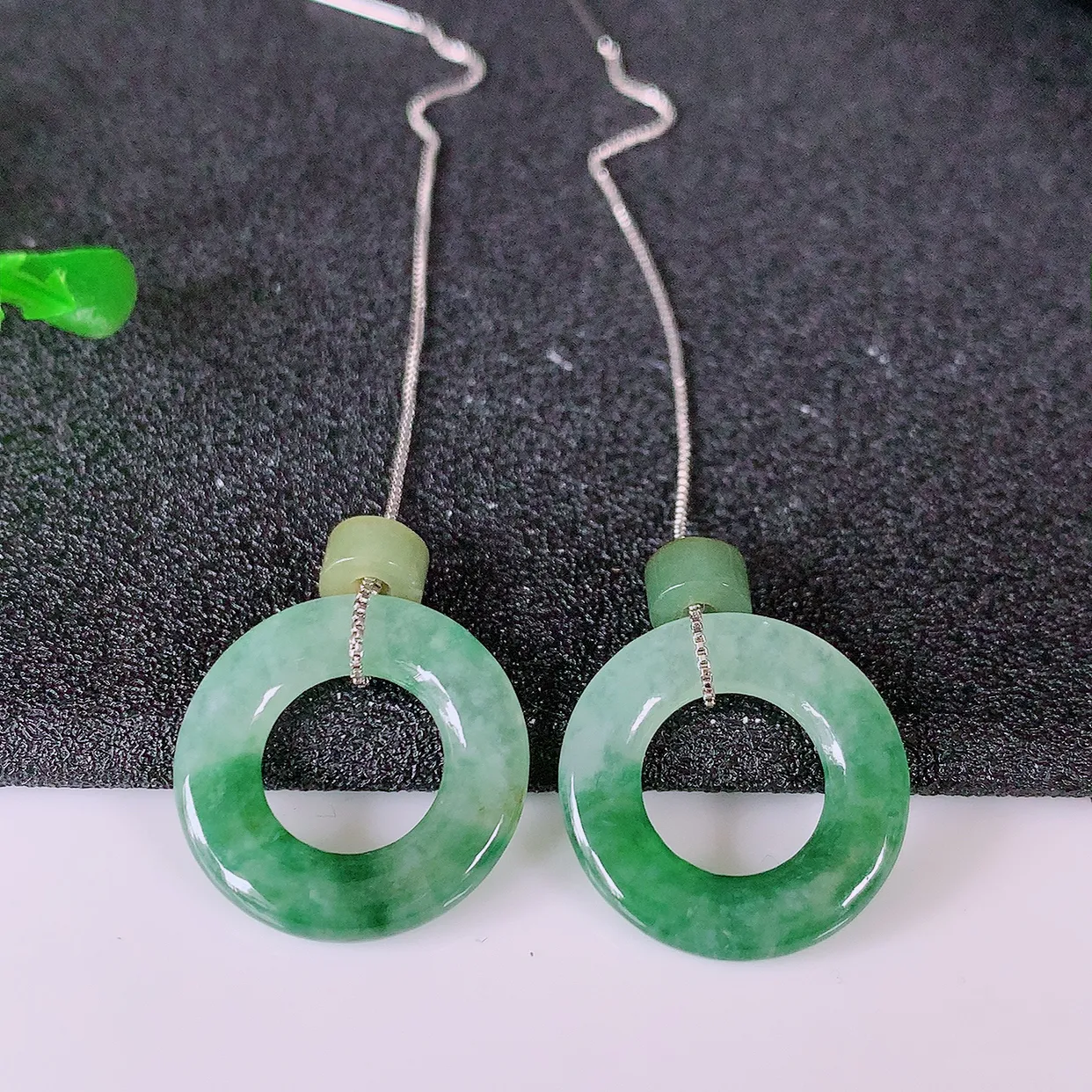 自然光实拍，冰种飘花翡翠一对平安扣耳坠，翠色灵动，玉质细腻，颜色漂亮，品相佳，佩戴佳品！配图银线 #186.2平安扣尺寸18.5*3
