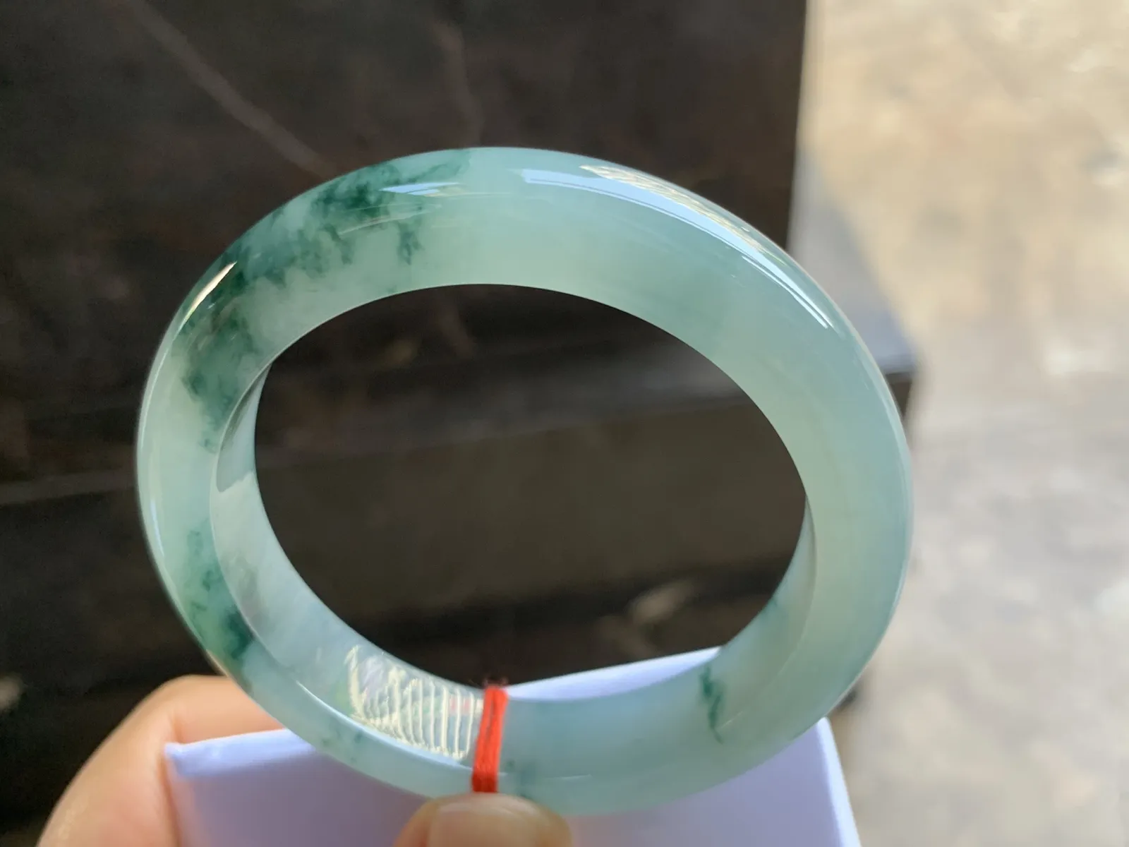 54.5-12.2-8.5mm
糯冰飘花手镯 底子细腻 水润 山水花色 韵味悠长