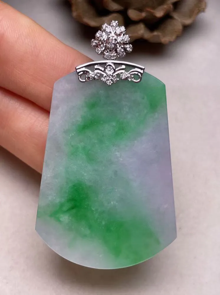 冰糯种飘绿平安无事牌吊坠、真金真钻镶嵌，种水好，玉质细腻 .裸石尺寸 42.7*30.0.