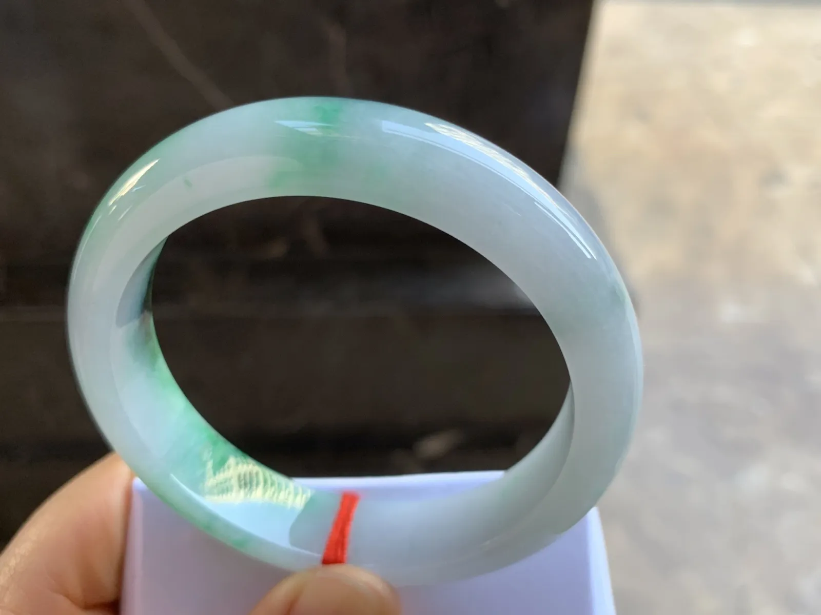 57-13.2-8.3mm
带色手镯 底子细腻 颜色辣绿 推荐