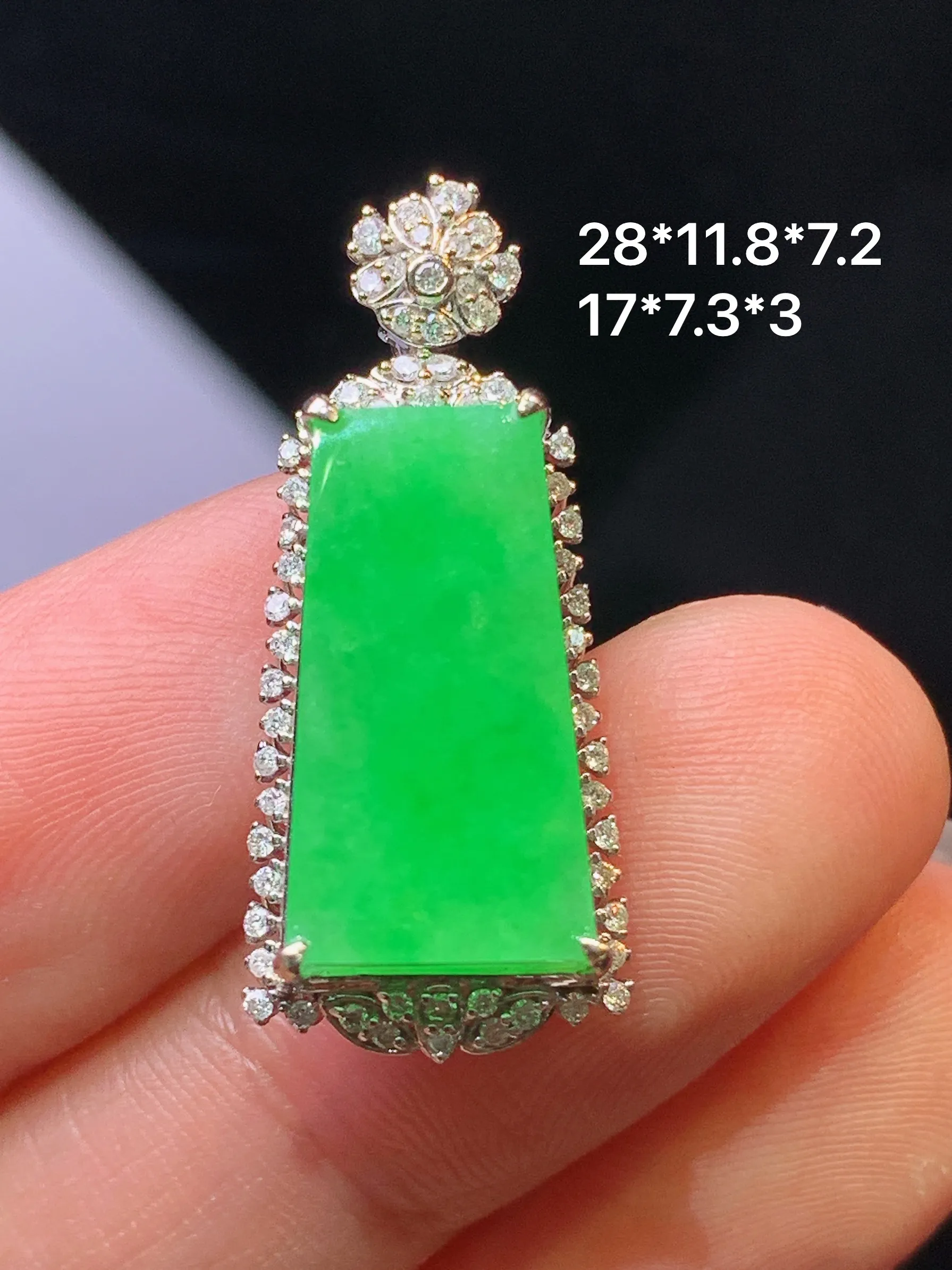 18k金钻镶嵌翠绿无事牌吊坠 玉质细腻 色泽艳丽清新 整体尺寸28*11.8*7.2