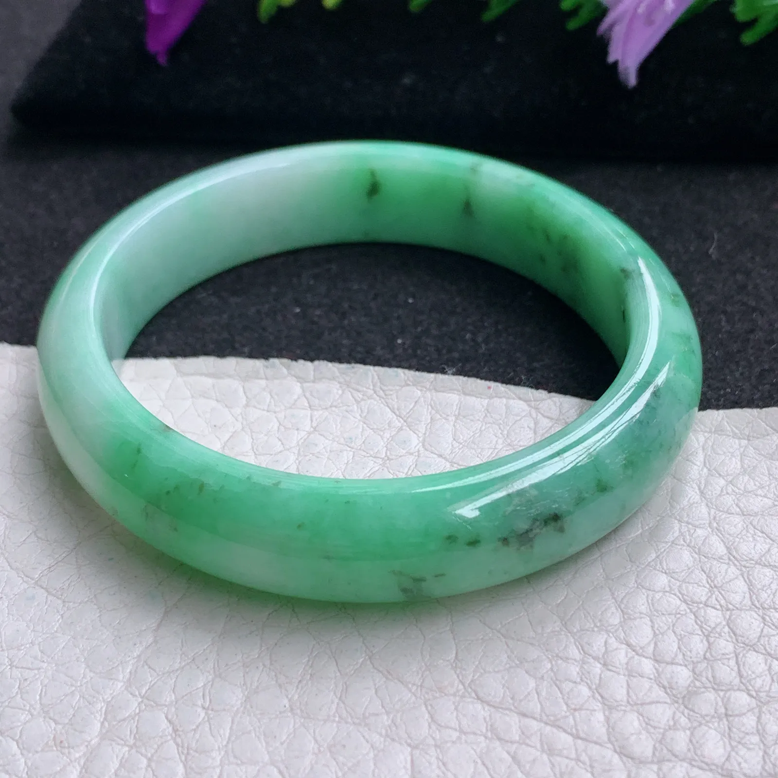 yh实拍54*48*11.2*7贵妃镯 天然缅甸翡翠飘绿宽边椭形玉手镯 玉手环