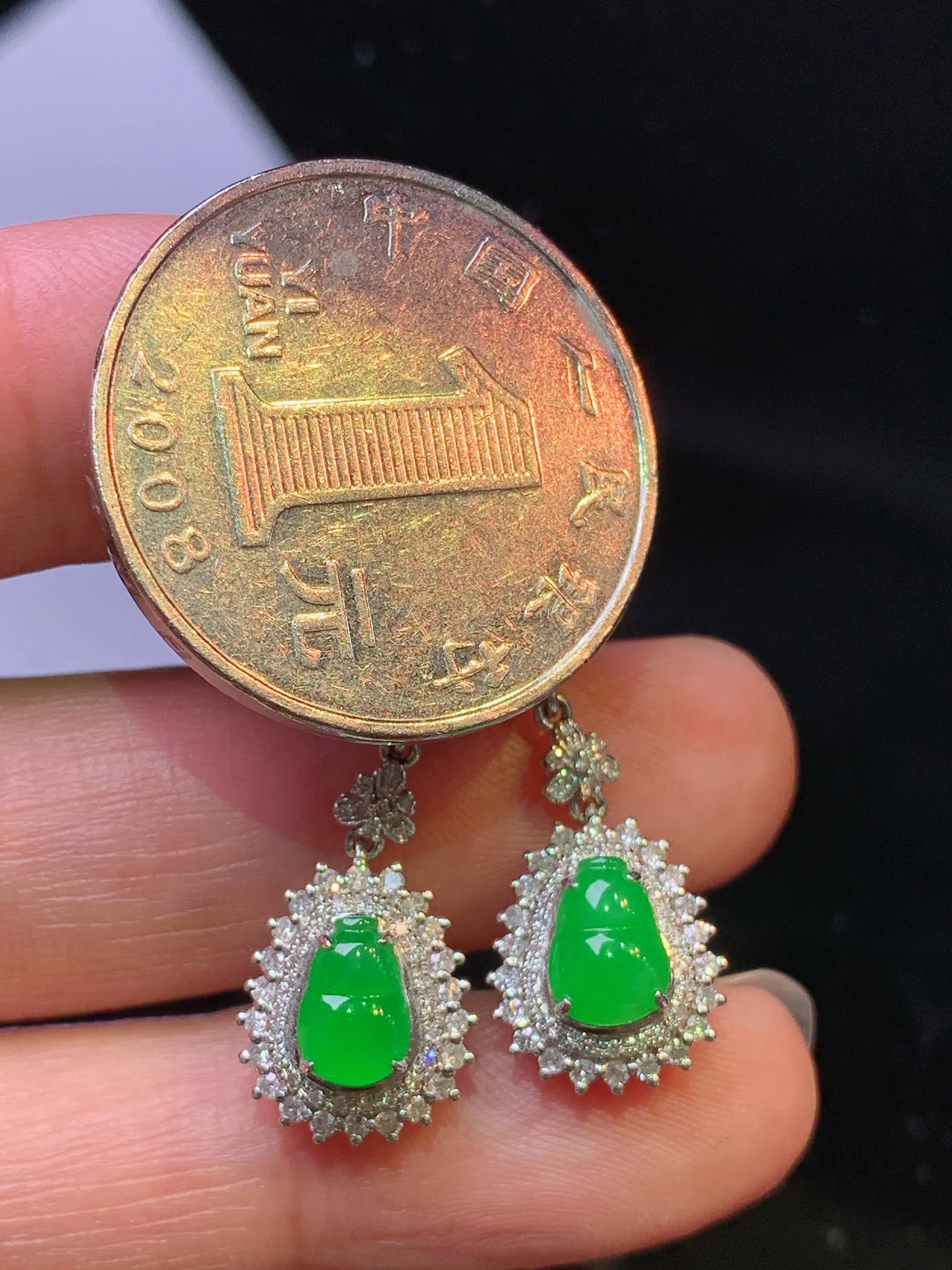 18k金钻镶嵌满绿葫芦耳坠 玉质细腻 色泽艳丽清新 整体尺寸32*10.5*7.2