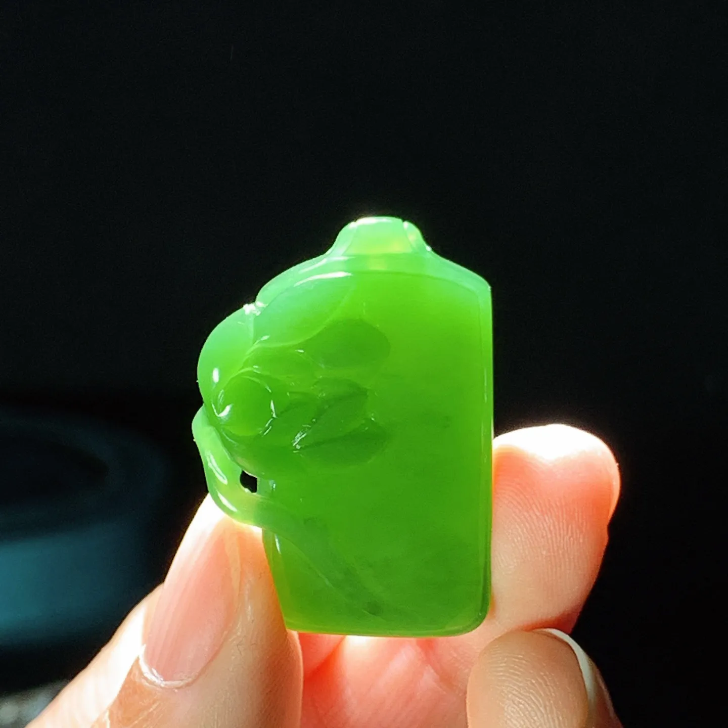 和田玉阳绿俄罗斯碧玉花开富贵牌子挂件 尺寸33/23/6重10克 玉质细腻油润 底色纯净 脂粉好，品质好！lt260116