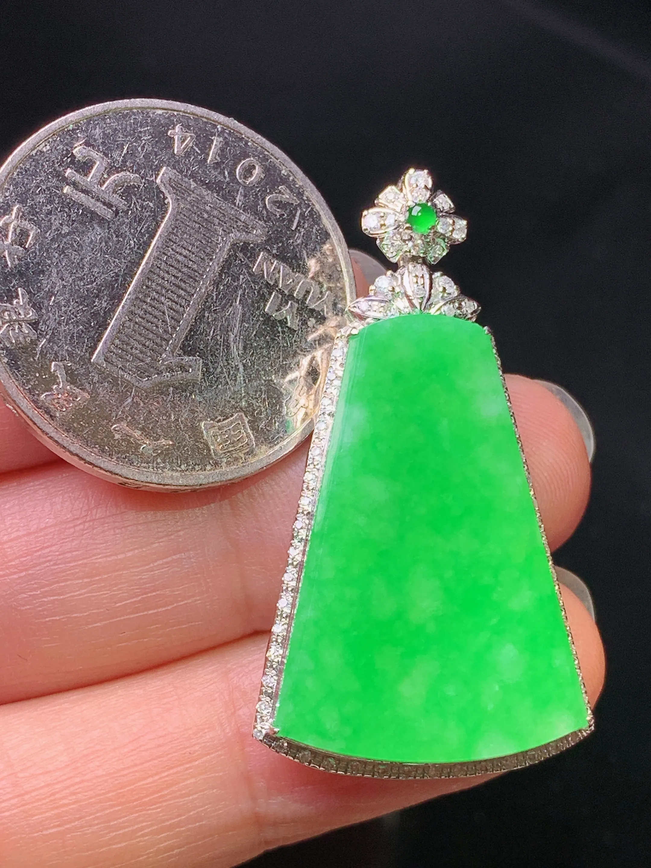 18k金钻镶嵌翠绿无事牌吊坠 玉质细腻 色泽艳丽清新 整体尺寸37.5*20.6*5.7