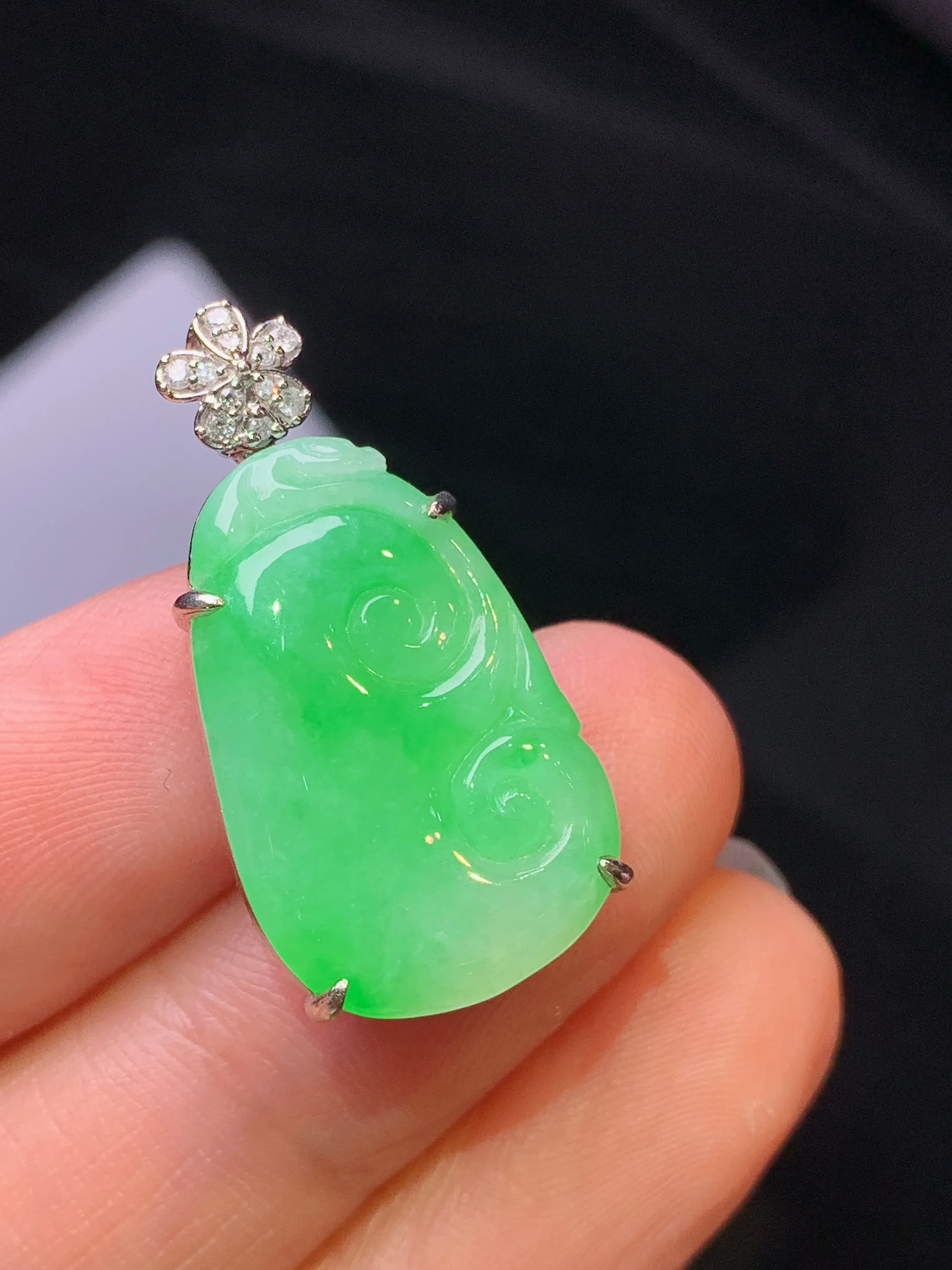 18k金钻镶嵌翠绿如意吊坠 玉质细腻 色泽艳丽清新 整体尺寸28.2*14.3*6.6