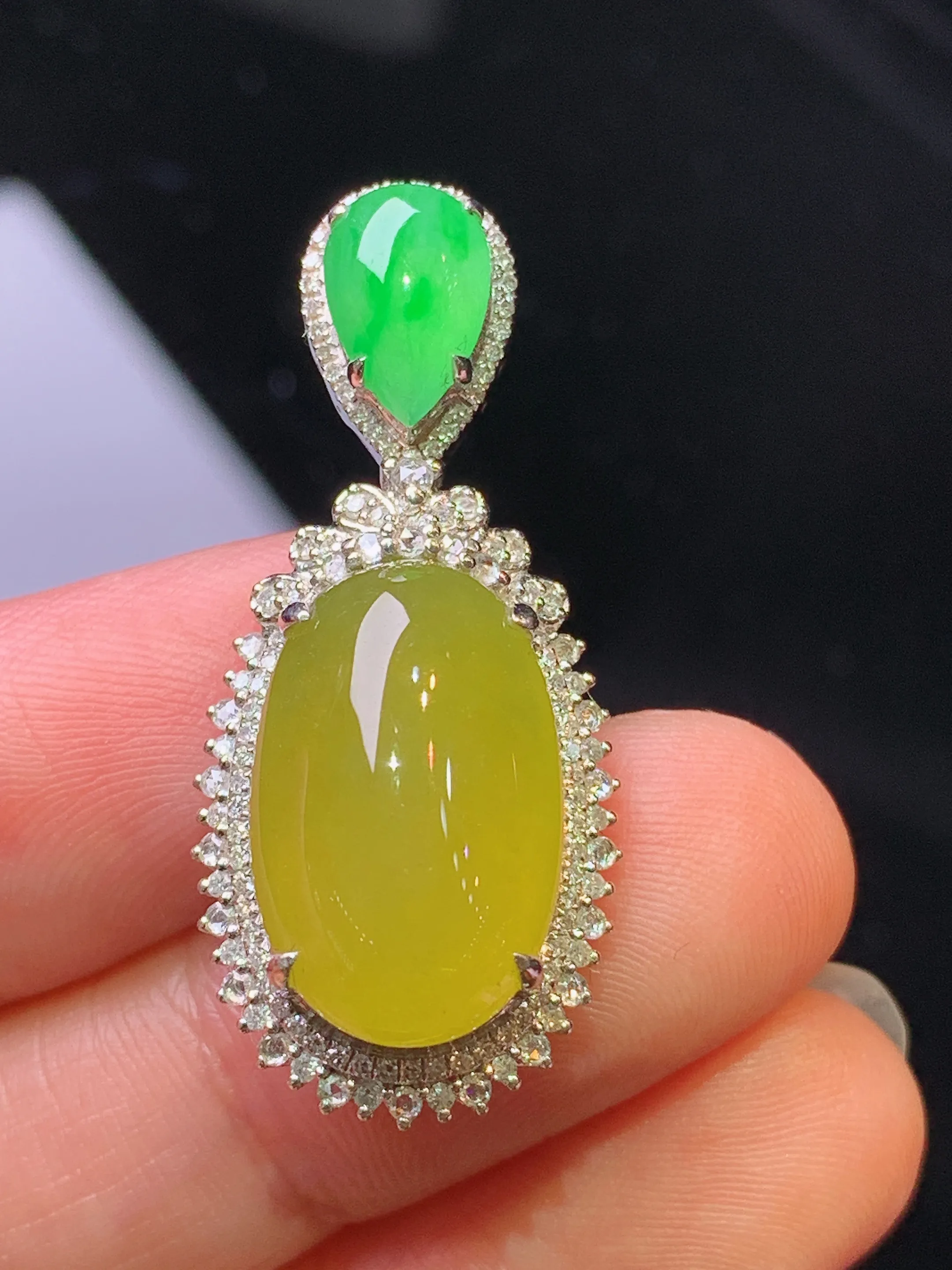 18k金钻镶嵌黄翡蛋面吊坠 玉质细腻 色泽艳丽清新 整体尺寸34.3*15.3*10.2