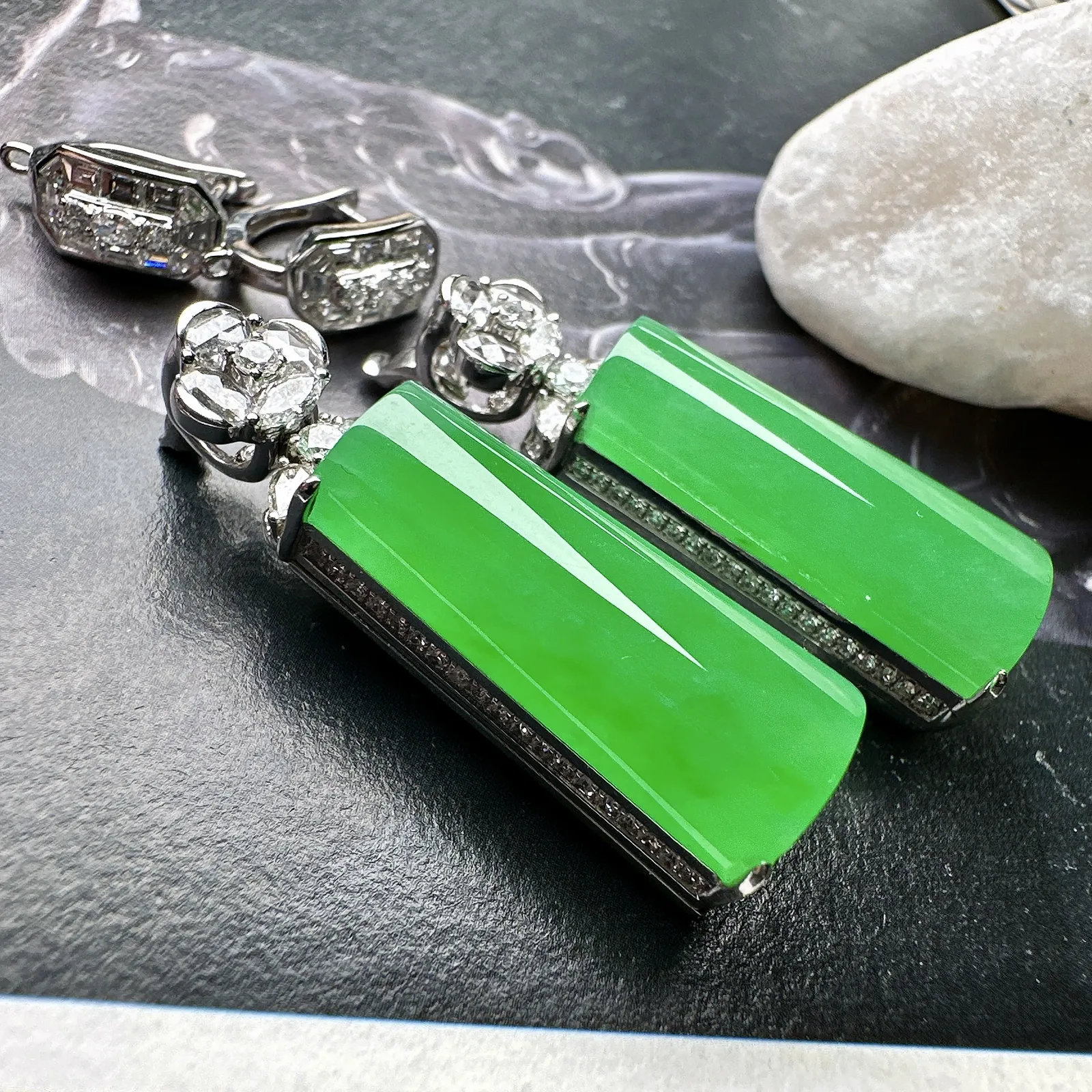 【冰种绿无事柱耳坠、吊坠两用款】种水上乘，通透闪亮，晶莹剔透。收藏品质，18K金钻镶嵌，裸石尺寸23.8*11.2*6毫米