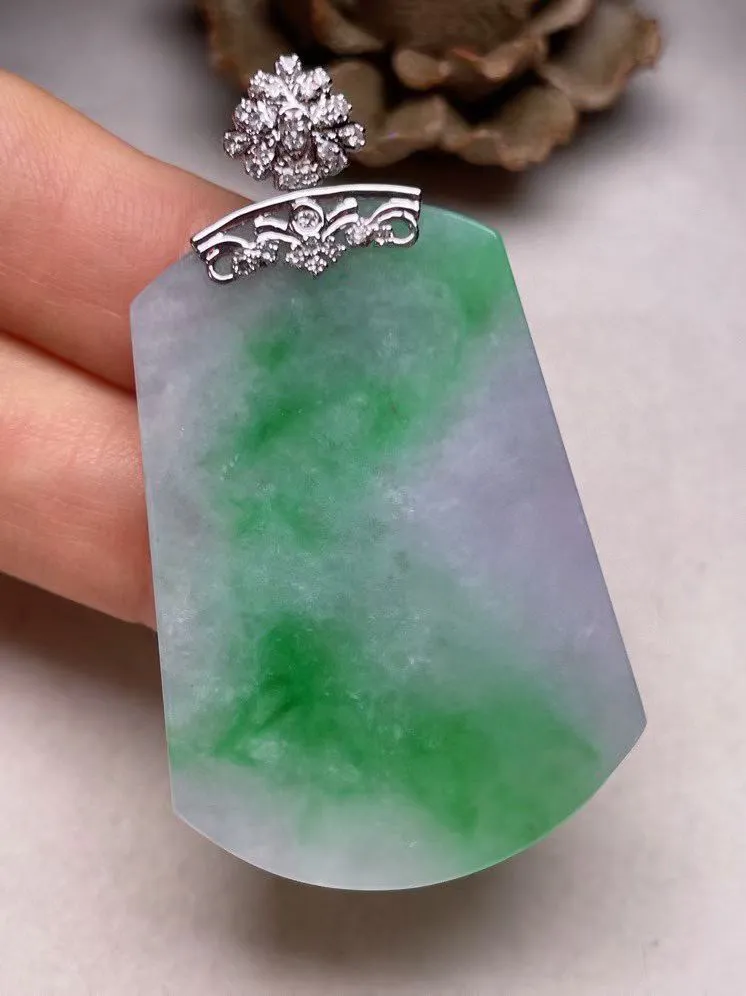 冰糯种飘绿平安无事牌吊坠、真金真钻镶嵌，种水好，玉质细腻 .裸石尺寸 42.7*30.0.