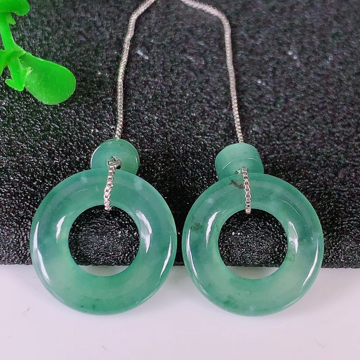 自然光实拍，冰种飘花翡翠一对平安扣耳坠，翠色灵动，玉质细腻，颜色漂亮，品相佳，佩戴佳品！配图银线 #