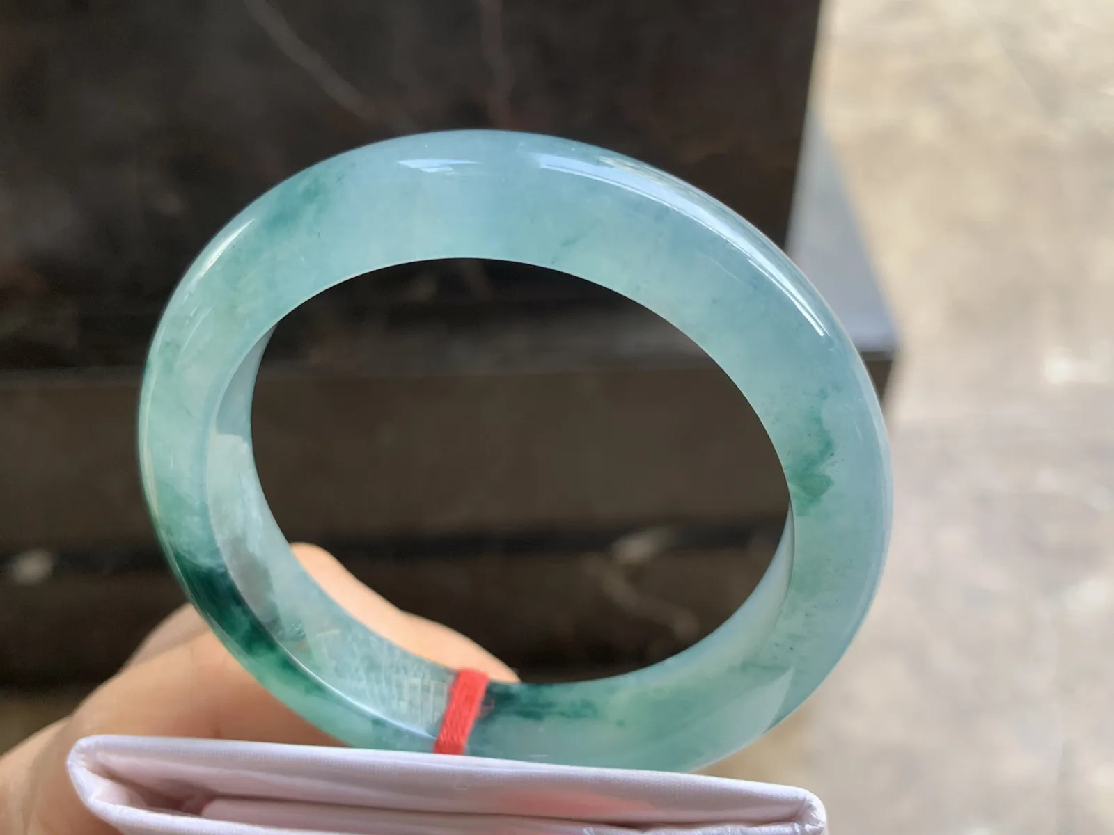 54-11.6-8.7mm
冰种蓝底飘花手镯 水润光泽 底色漂亮 花色独特 推荐