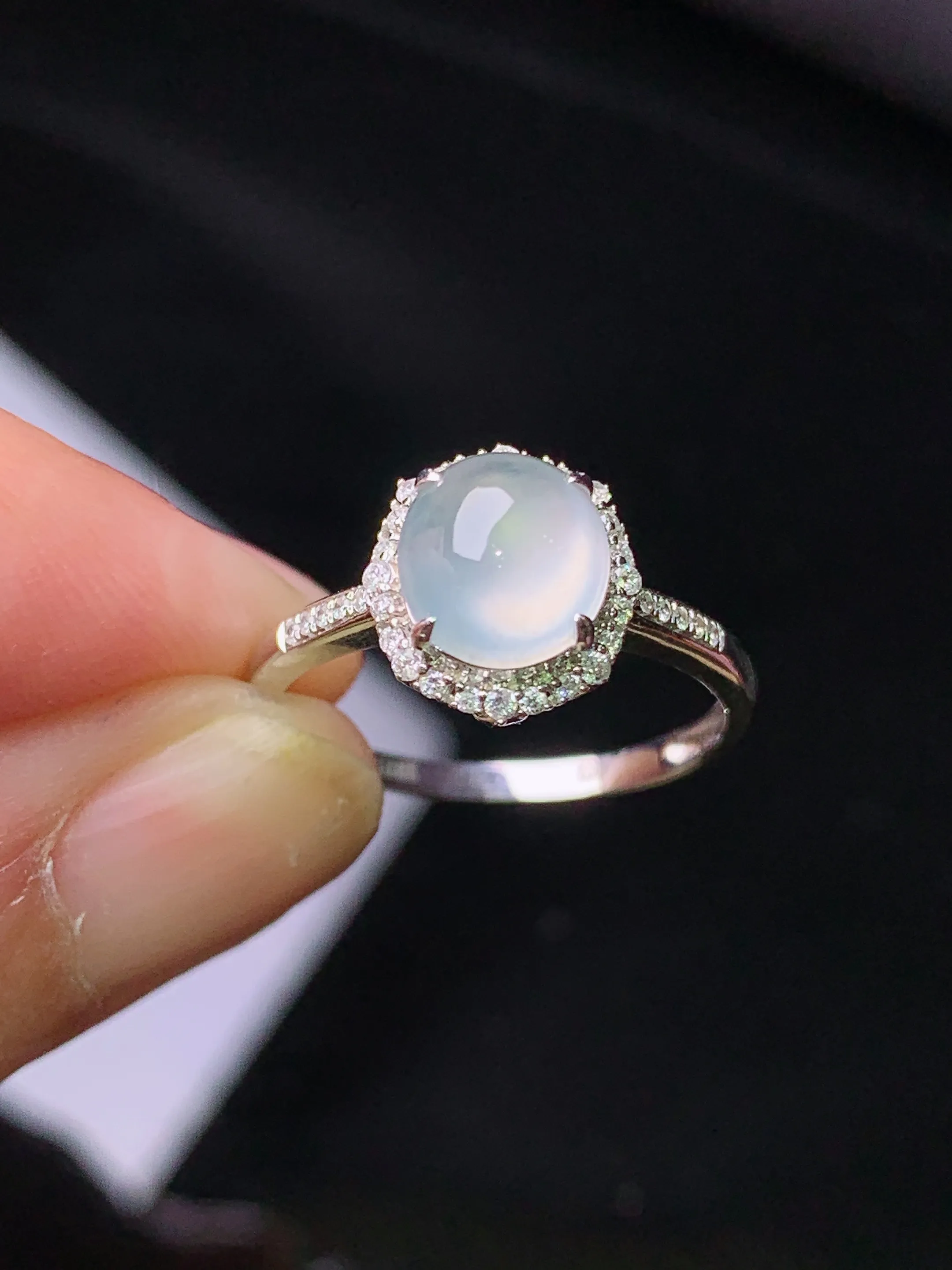 18k金钻镶嵌冰种蛋面戒指 玉质细腻 色泽艳丽清新 圈口13.5 整体尺寸10.2*9.3*7.8