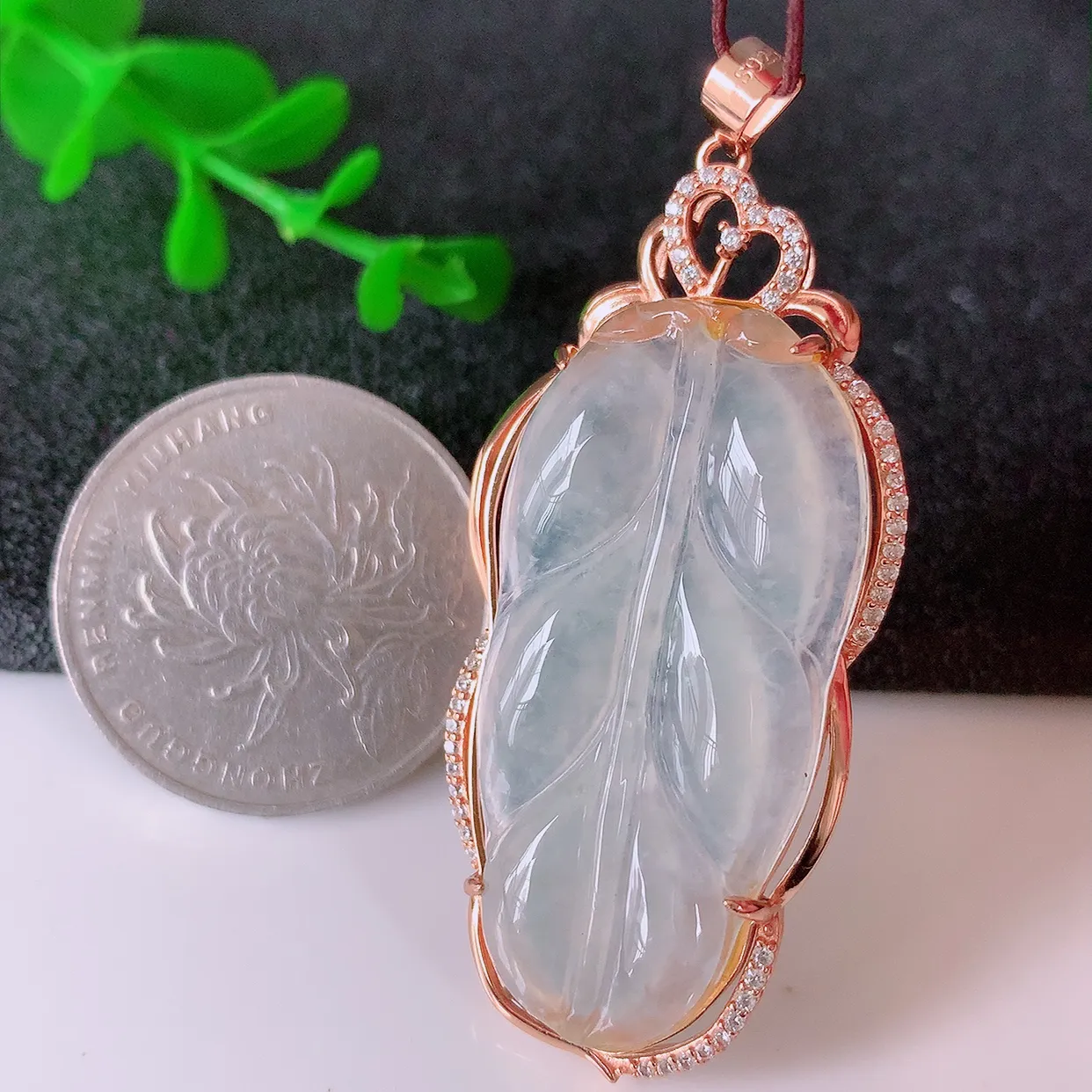 冰种翡翠925银镶嵌叶子吊坠，自然光实拍，翠色灵动，颜色漂亮，种老水足，品相佳，佩戴佳品！#153.2整体52.5-22-7.5裸石36.5-18