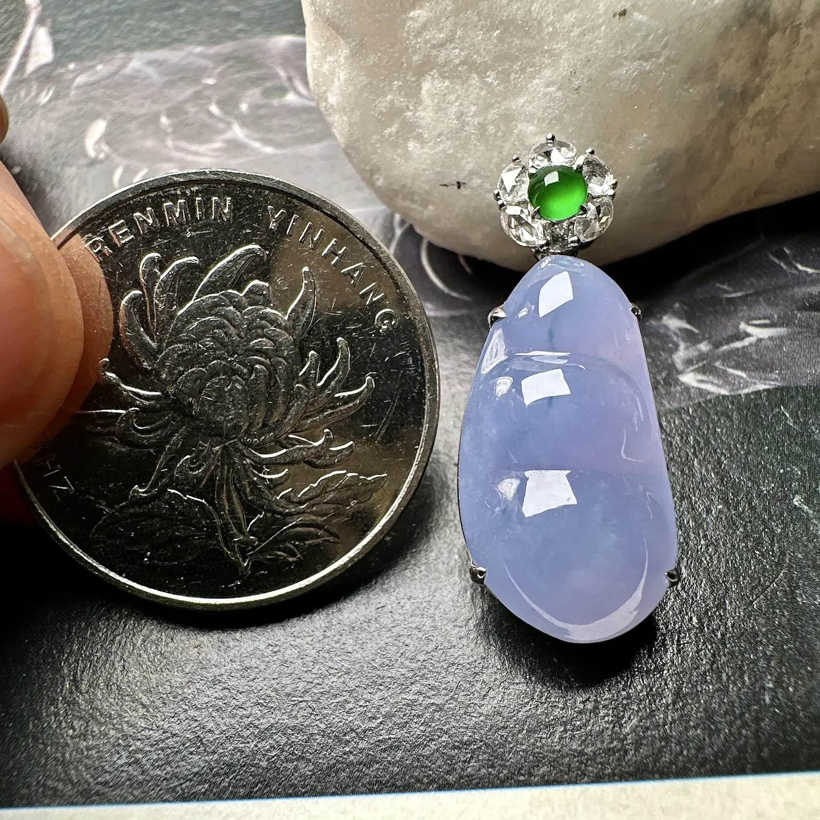 【冰种紫福豆吊坠】种地上乘，冰感十足，通透起光，饱满圆润，18k金钻镶嵌，裸石尺寸20.5*11.2*5.4毫米。