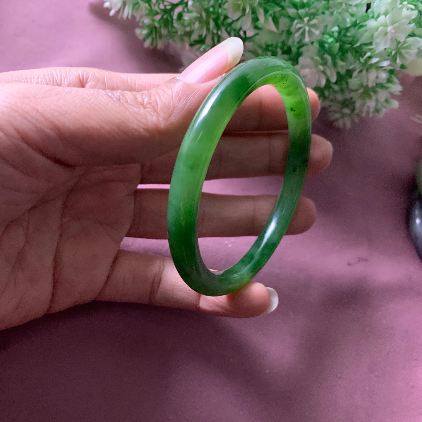 和田玉61.5圈口碧玉冰底阳绿色圆条手镯，镯型古朴典雅。在诗情画意的雨巷相遇，你是我腕间的一抹风情，有你眸有深情.清风荡漾湖间静水，我愿俯身低眉，在烟波涟漪处寻