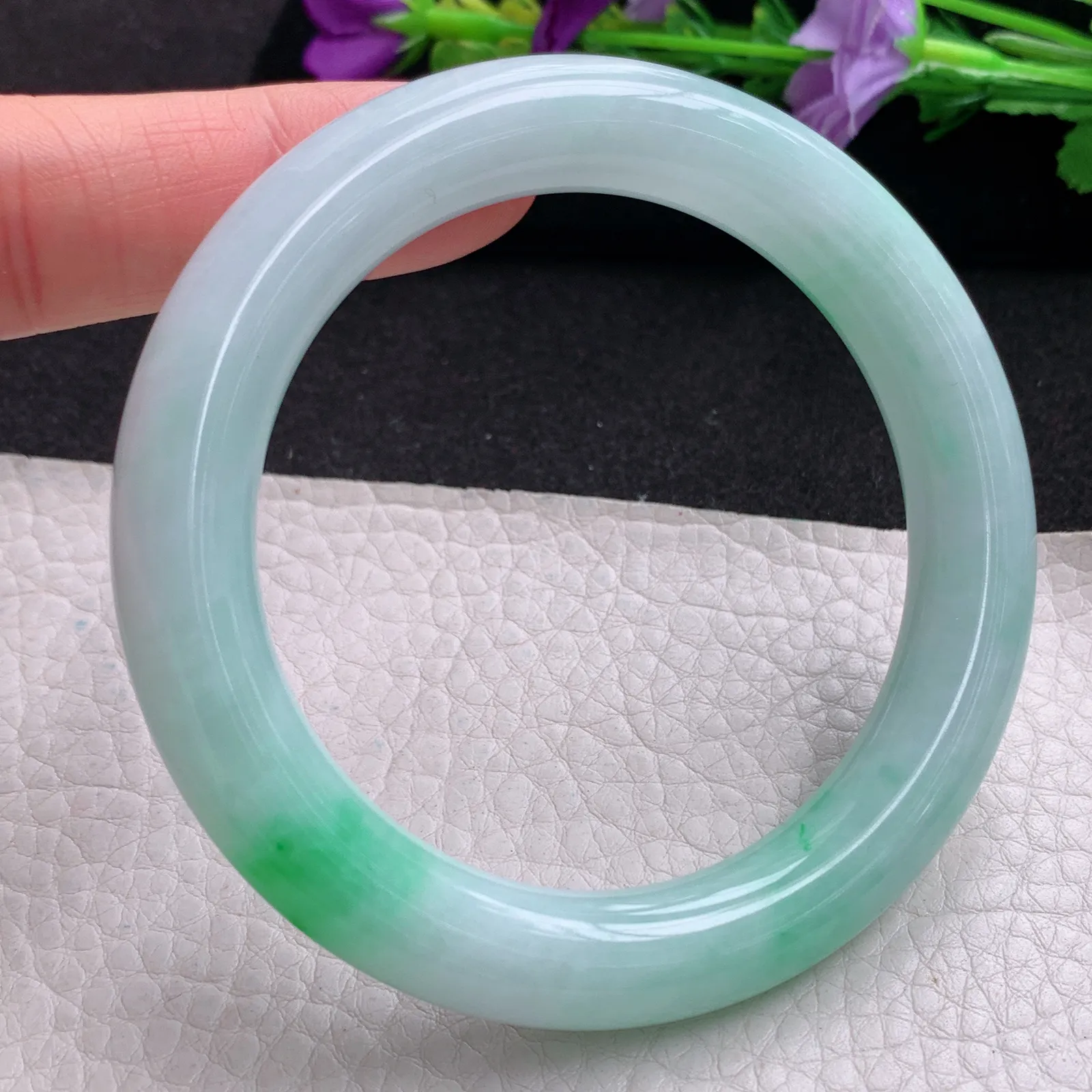 yh实拍56.5*10.5美人镯 天然缅甸翡翠白底青水润圆条玉手镯 玉手环