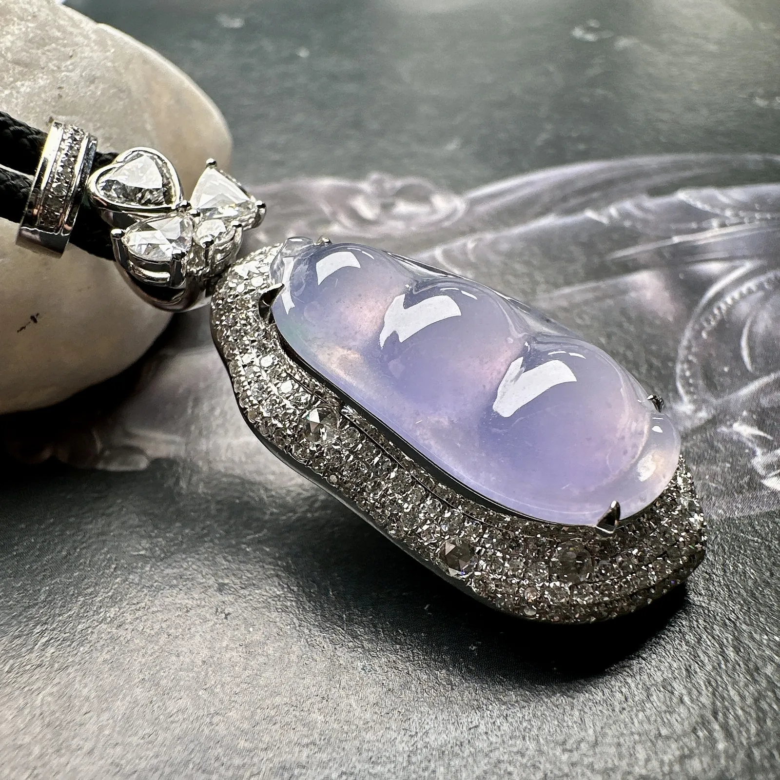 【冰种淡紫福豆吊坠】种地上乘，冰感十足，通透起光，饱满圆润，收藏品质，18k金钻镶嵌，裸石尺寸24*12.8*6.3毫米