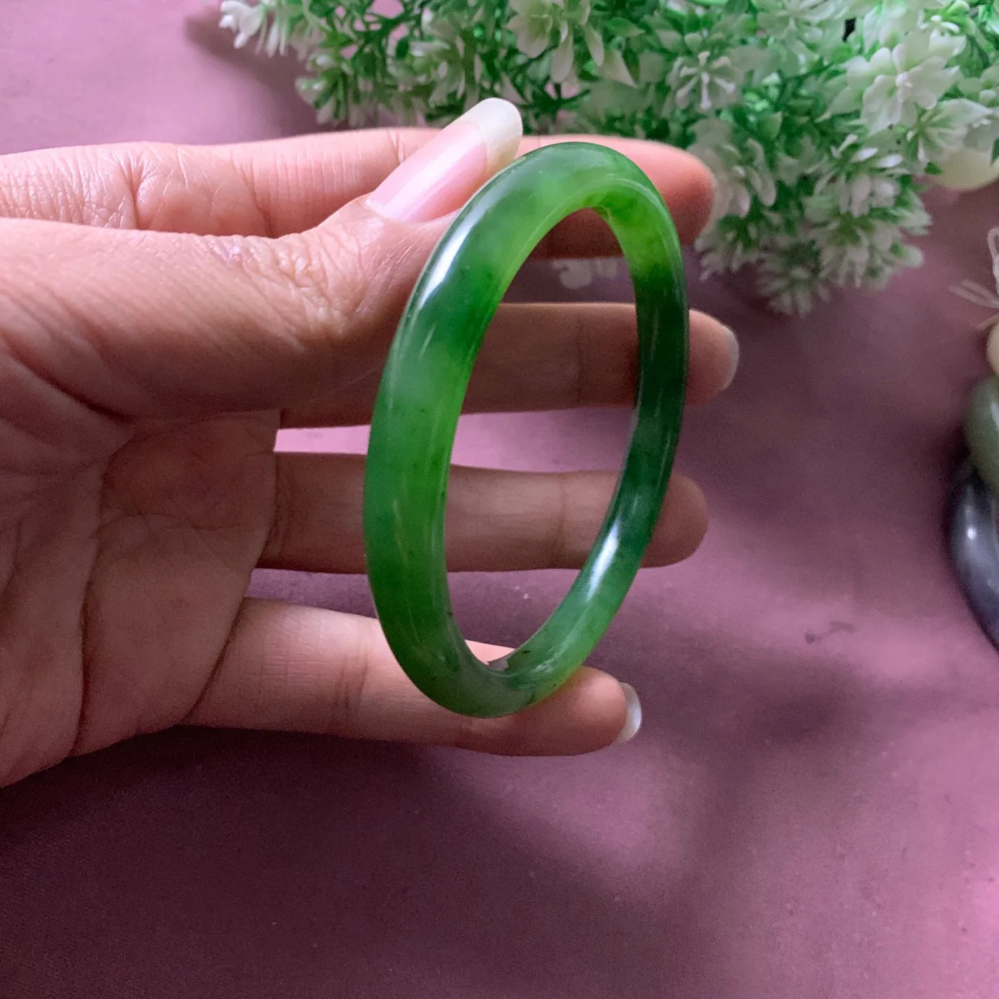 和田玉61.5圈口碧玉冰底阳绿色圆条手镯，镯型古朴典雅。在诗情画意的雨巷相遇，你是我腕间的一抹风情，