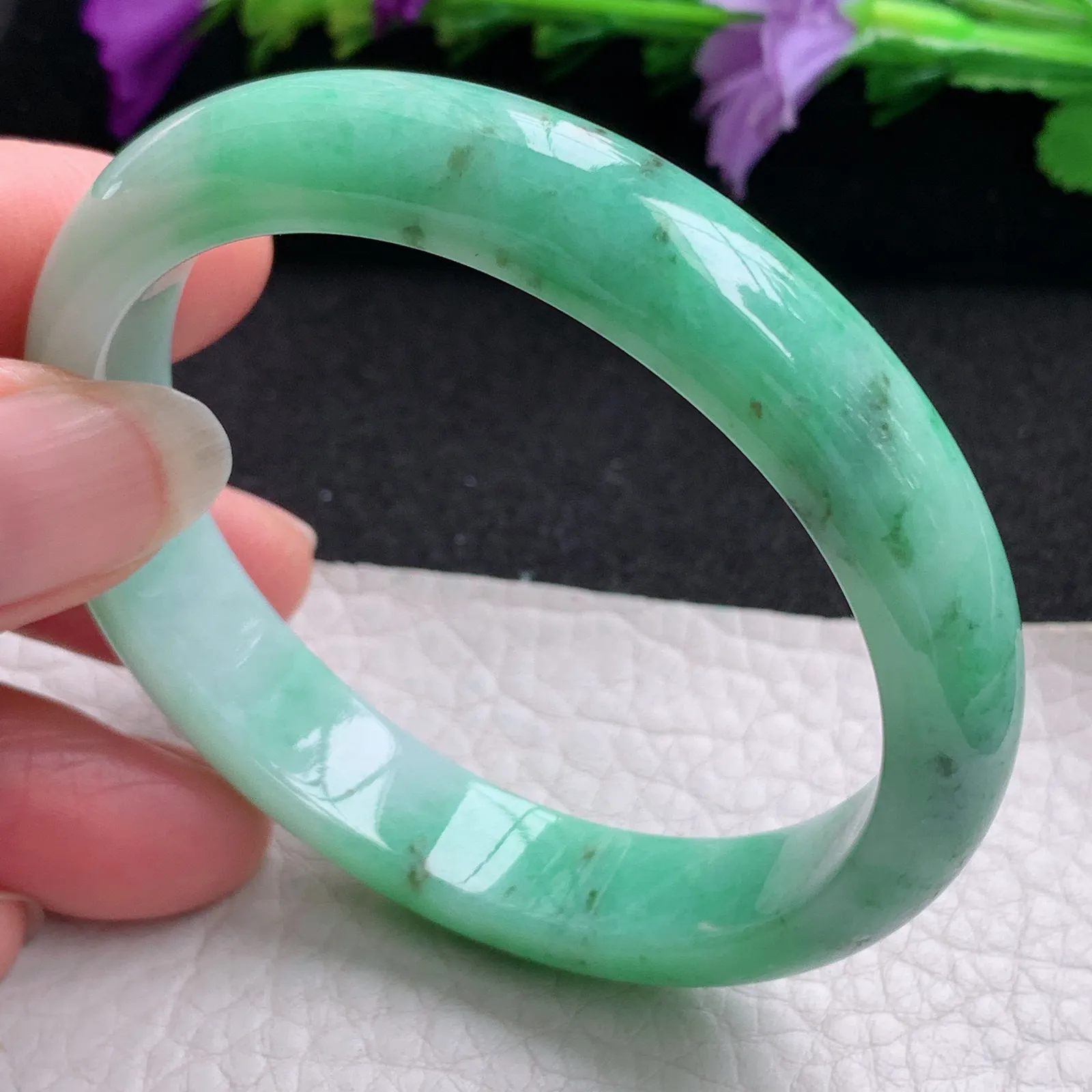 yh实拍54*48*11.2*7贵妃镯 天然缅甸翡翠飘绿宽边椭形玉手镯 玉手环