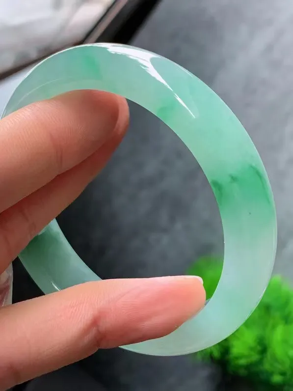 【翡翠名称】老种冰飘花55.6正圈口手镯
【翡翠尺寸】55.6/12.5/8mm适合54.6-57正圈口佩戴
【翡翠描述】宝贝种老水足，玉质细腻，色泽靓丽，性价比高，佩戴效果好！
【其它赠送】权威证书/精美挂绳盒子/支持全国复检