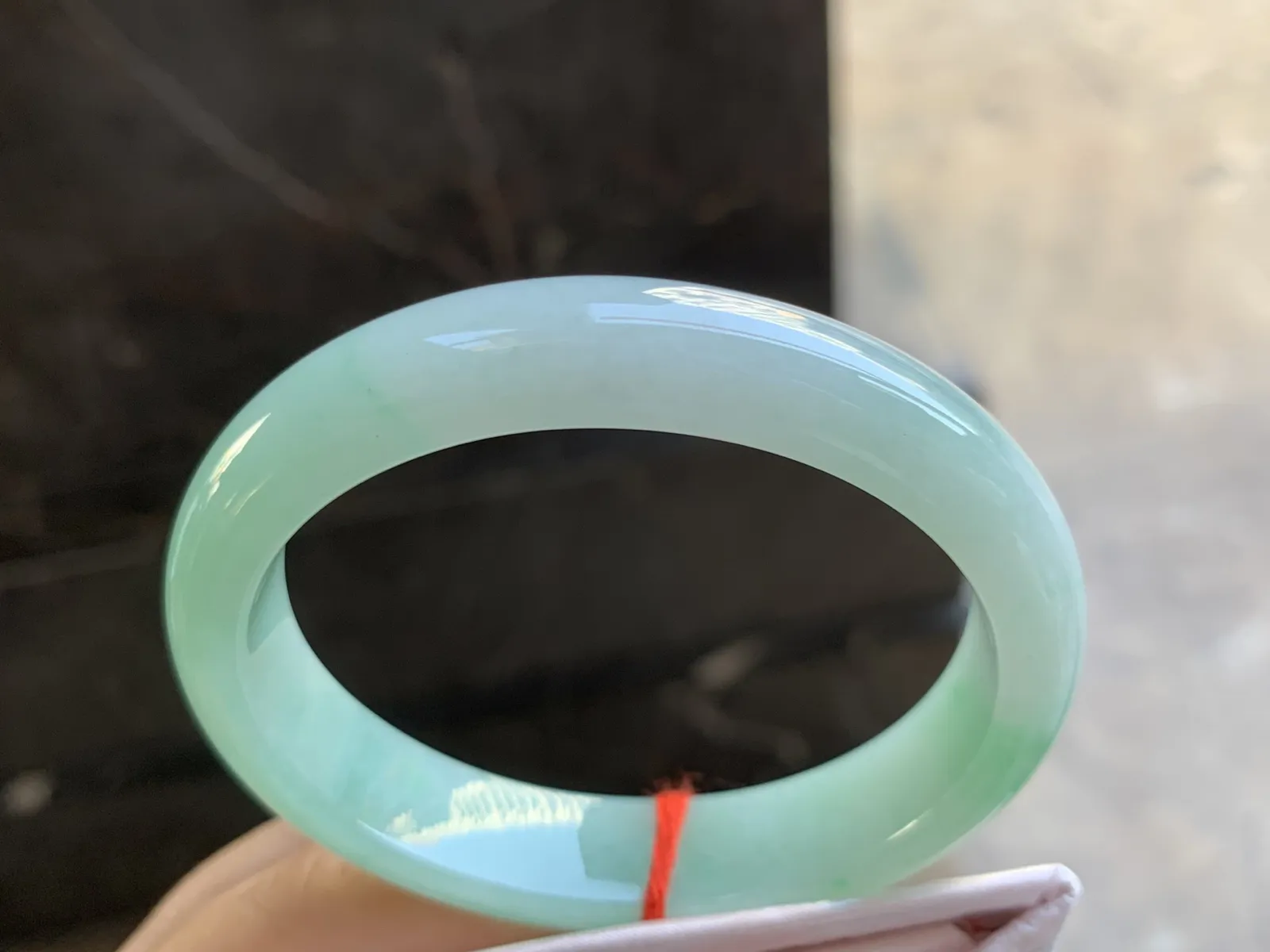 56-12.7-7.5mm
带色贵妃手镯 底子细腻 水润清新 正圈54可带