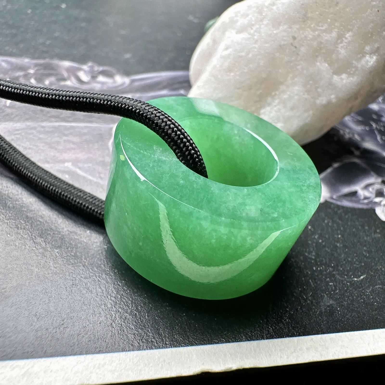 【冰种满绿路路通】种水颜色都不错，冰感明显，质地细腻干净，佩戴佳品。收藏品质。