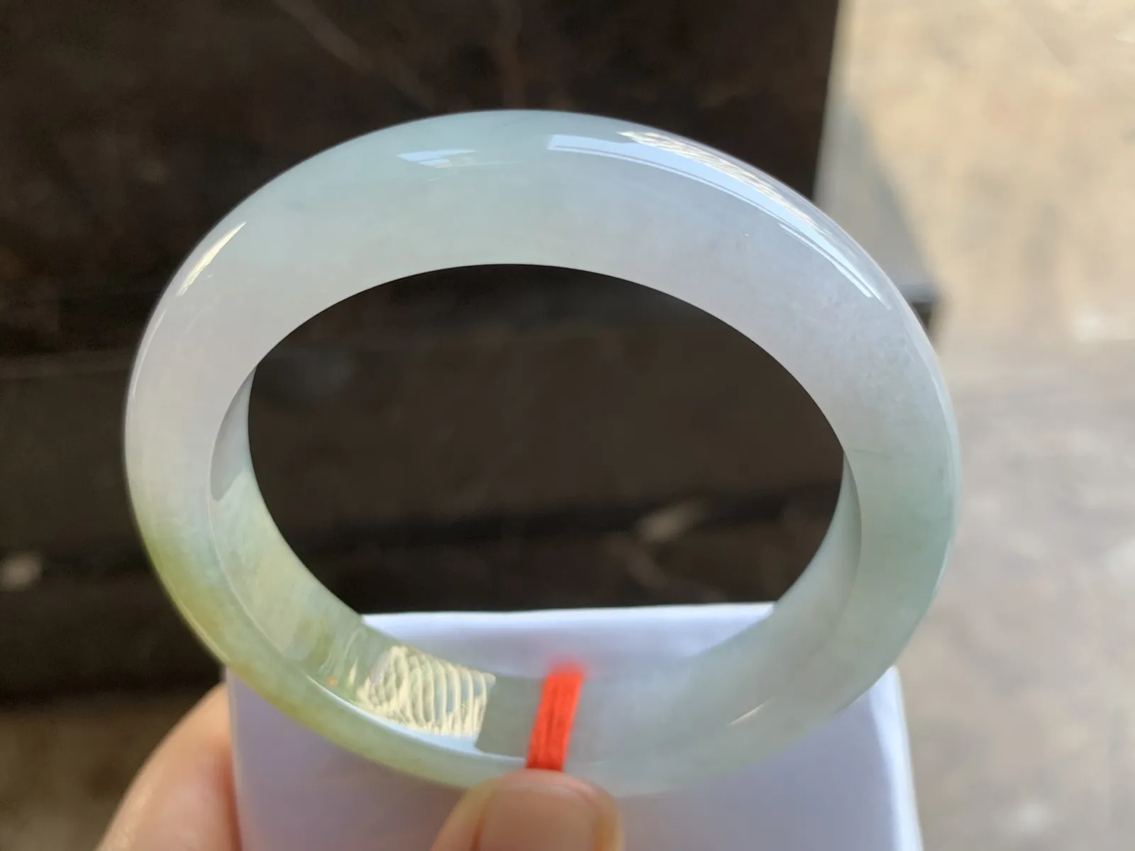 58.5-12.9-9.2mm
冰黄翡手镯 颜色漂亮 水润 上手大气