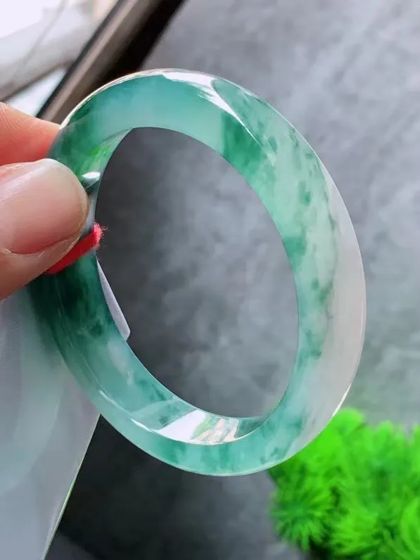 【翡翠名称】老种冰飘花54.3贵妃圈口手镯
【翡翠尺寸】54.2/12.2/7.8mm短径47.3适