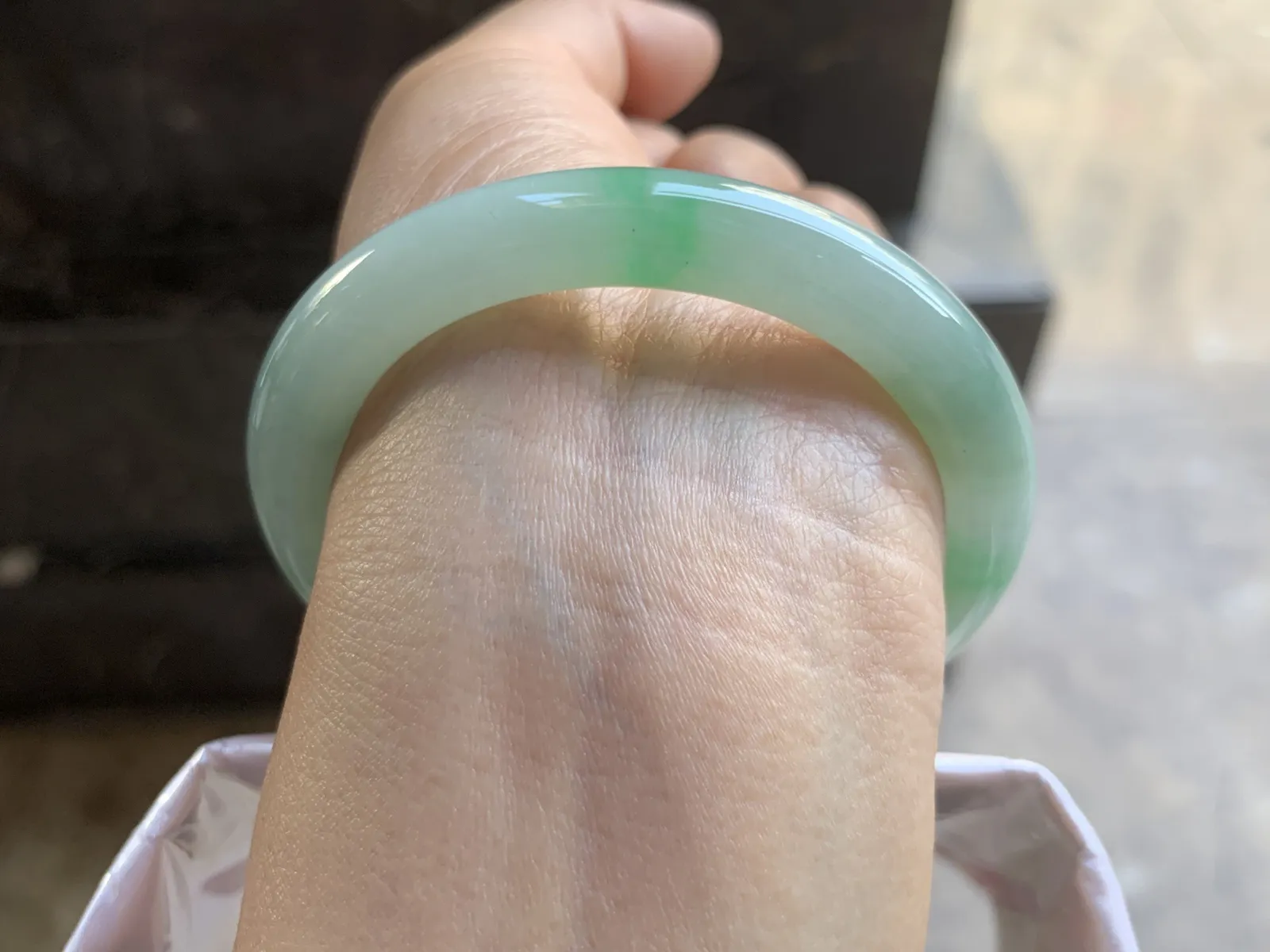 52-8.8mm
糯冰带色圆条手镯 底子细腻 颜色漂亮 性价比推荐