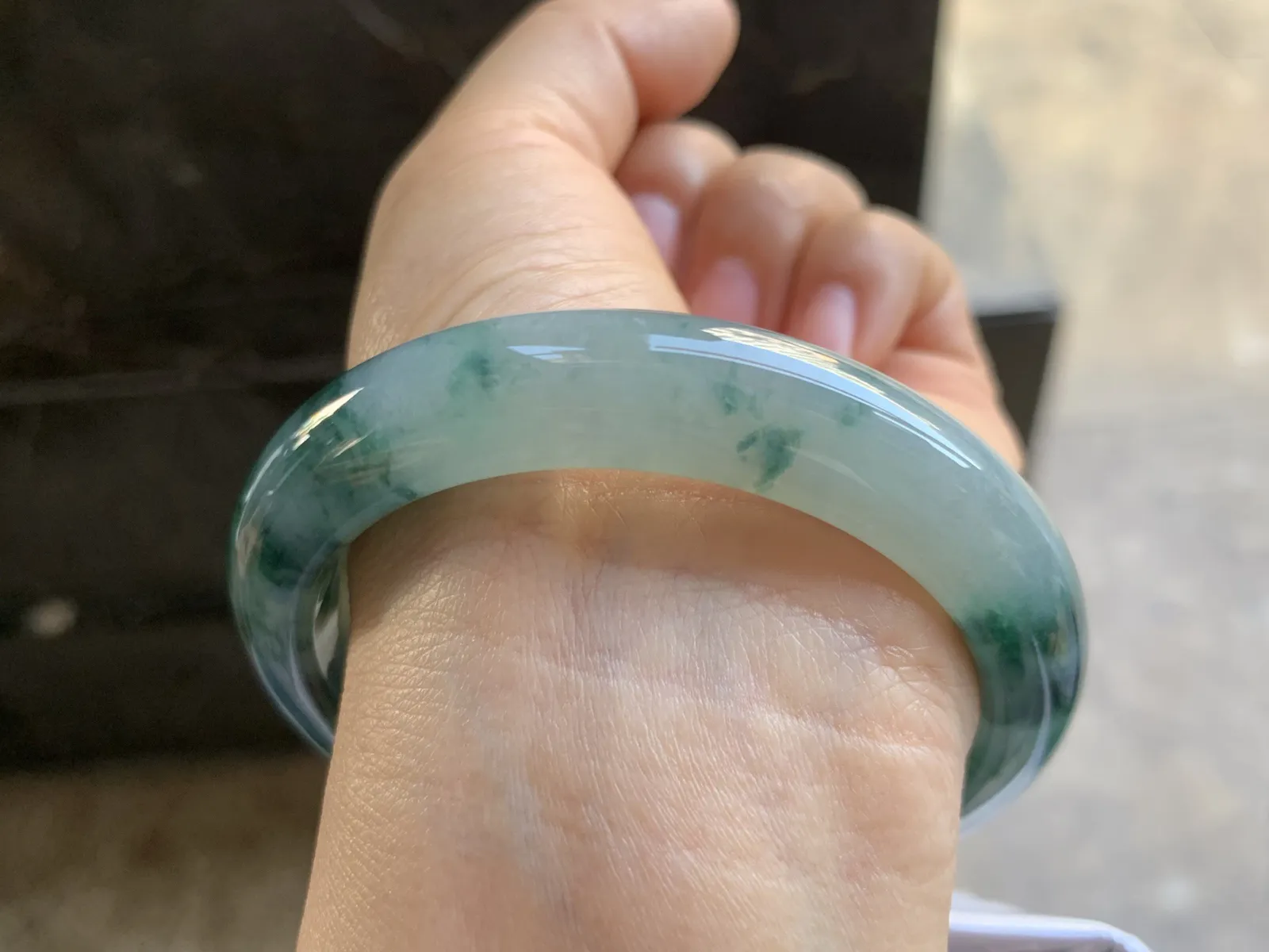 57-12.2-9mm
糯冰飘花手镯 底子细腻 花色浓郁