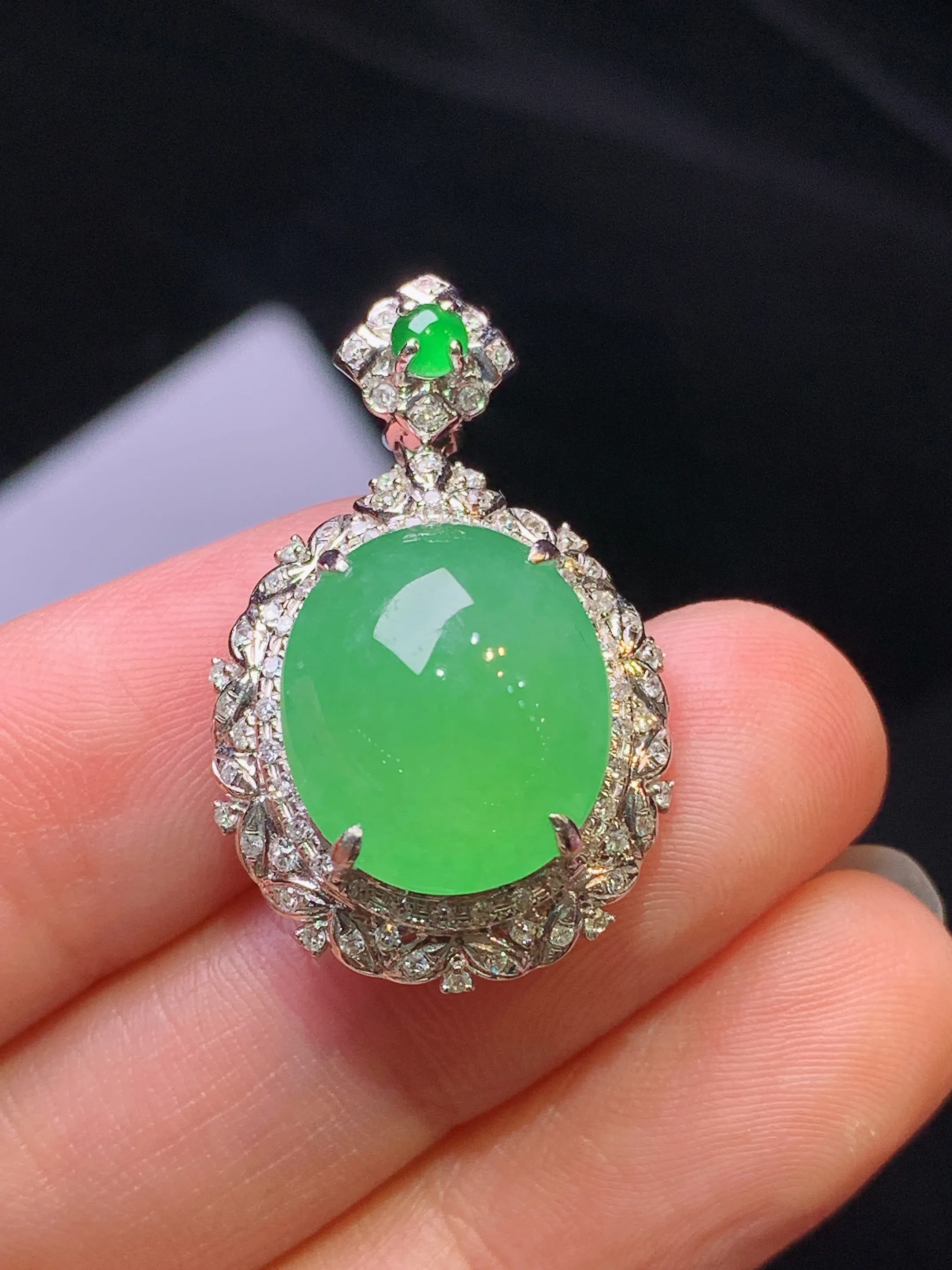 18k金钻镶嵌翠绿蛋面吊坠 玉质细腻 色泽艳丽清新 整体尺寸29*18*11.2