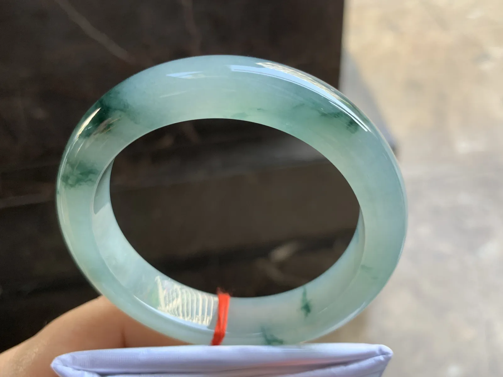 54.5-12.2-8.5mm
糯冰飘花手镯 底子细腻 水润 山水花色 韵味悠长