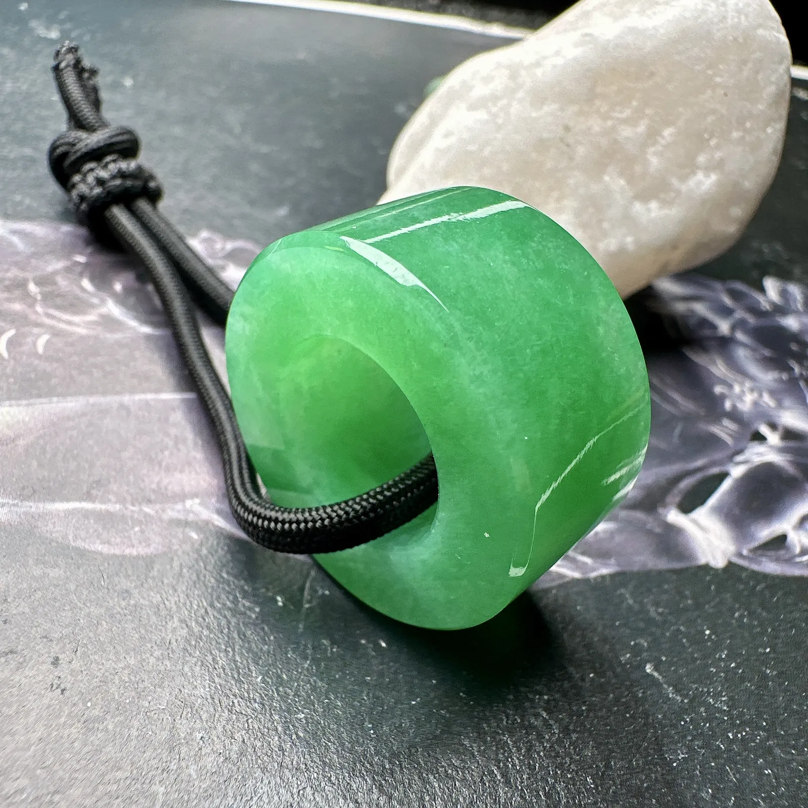 【冰种满绿路路通】种水颜色都不错，冰感明显，质地细腻干净，佩戴佳品。收藏品质。