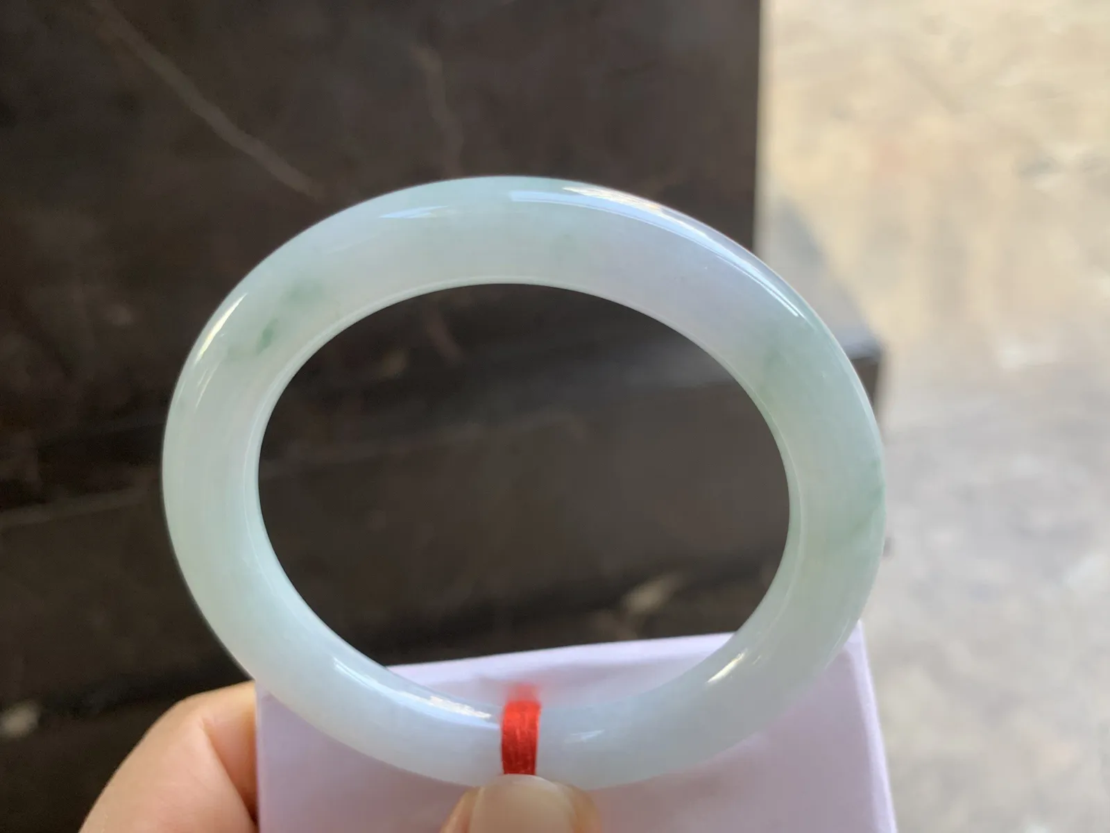 54.5-9.5mm
糯冰飘花圆条手镯 底子细腻 水润