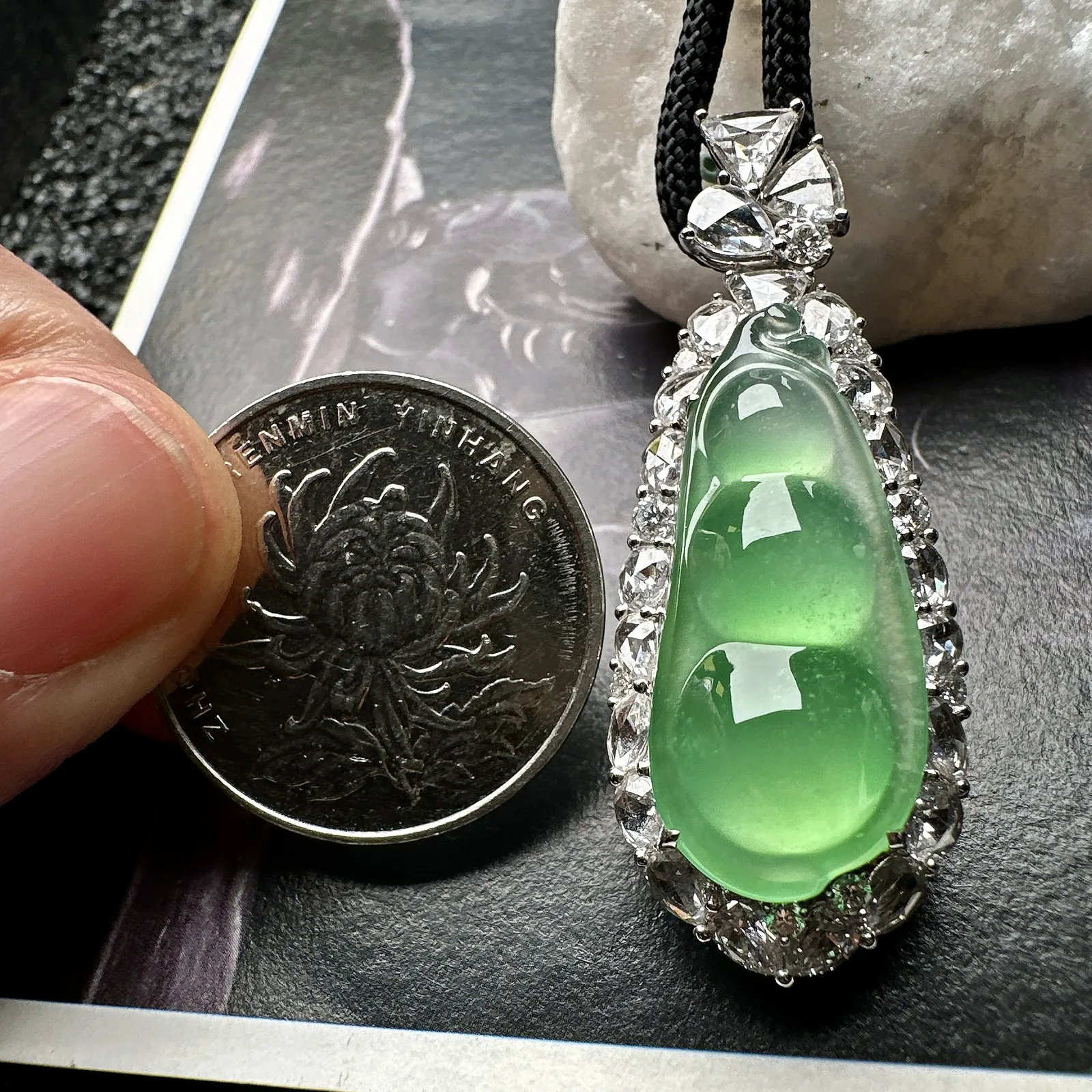 【冰种满绿福豆吊坠】木那绿老料，种地上乘，冰感十足，通透起光，饱满圆润，收藏品质，18k金钻镶嵌，裸石尺寸28*12.5*6毫米