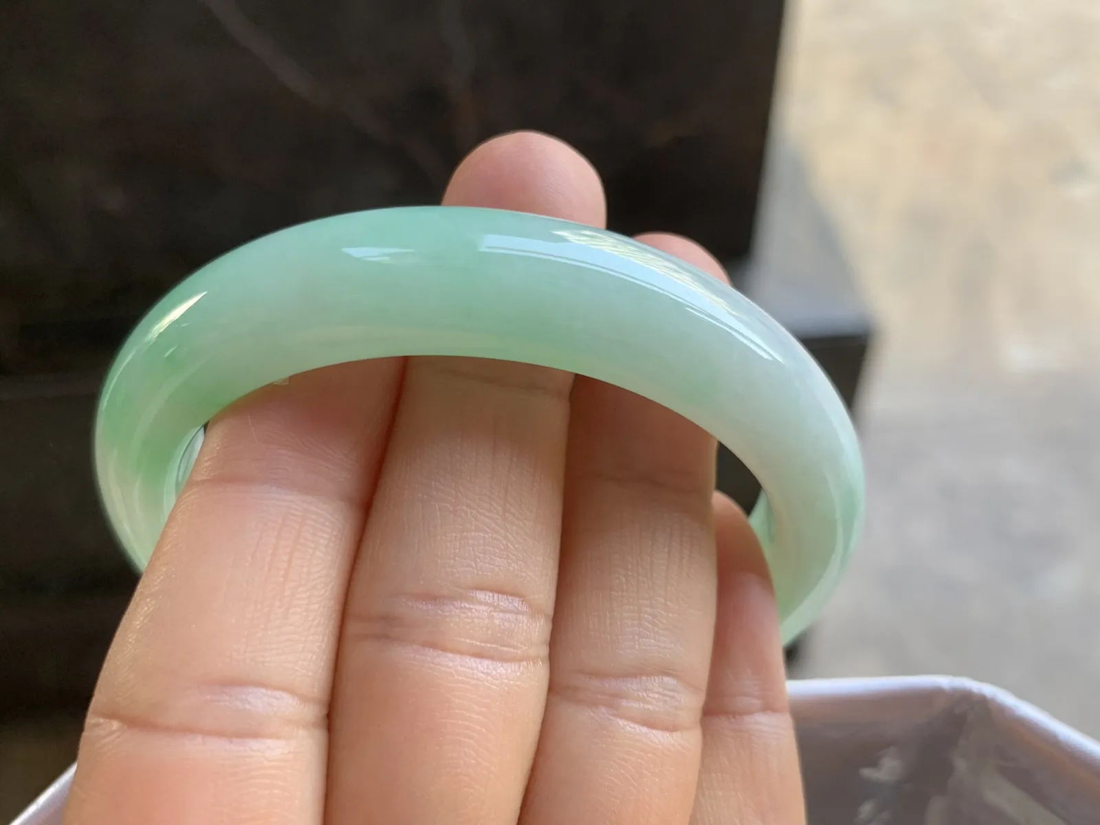 54-12.3-8.5mm
淡豆绿贵妃手镯 底子细腻 清新 正圈52可带