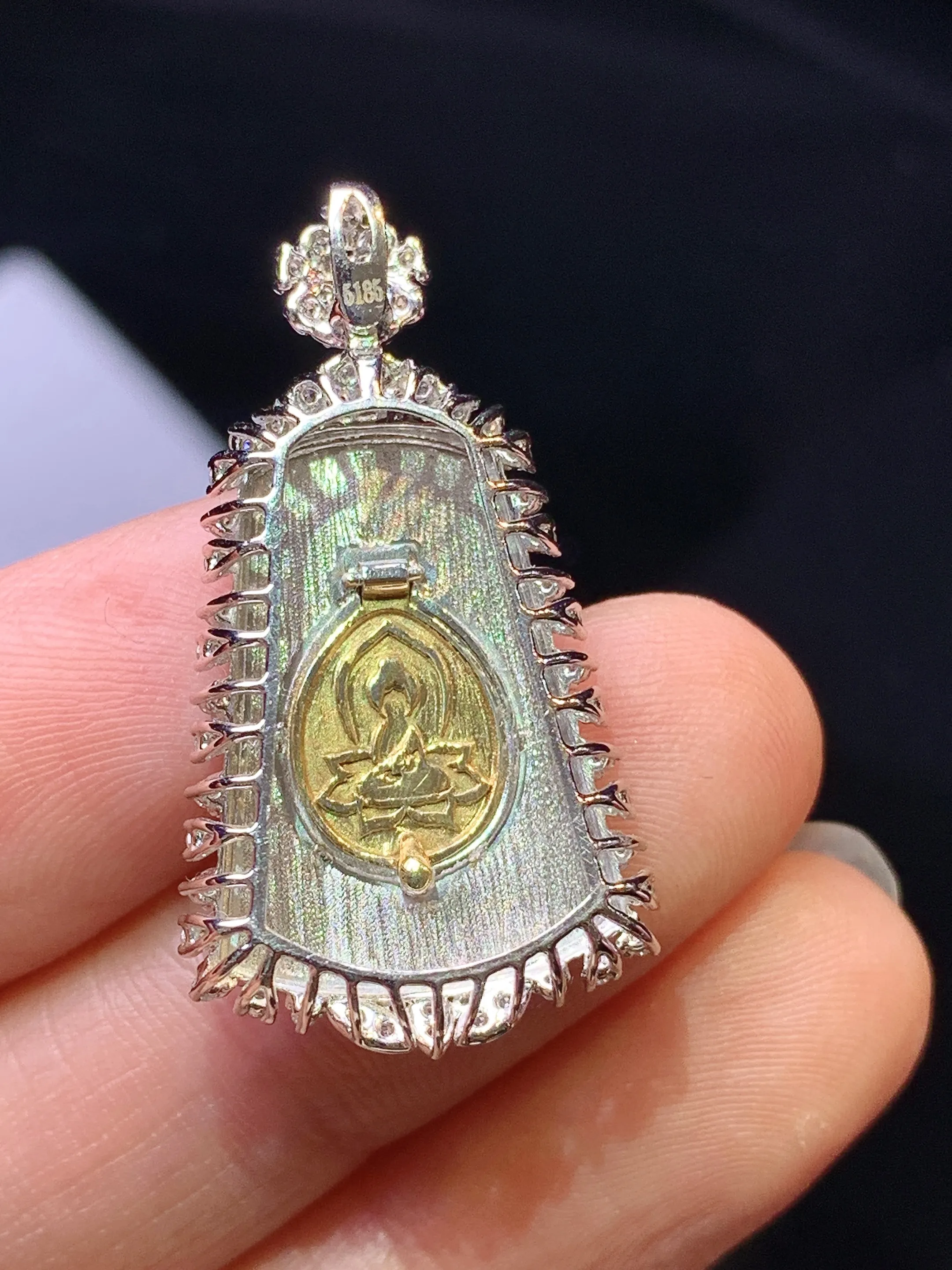 18k金钻镶嵌翠绿无事牌吊坠 玉质细腻 色泽艳丽清新 整体尺寸31.6*17.1*6.5