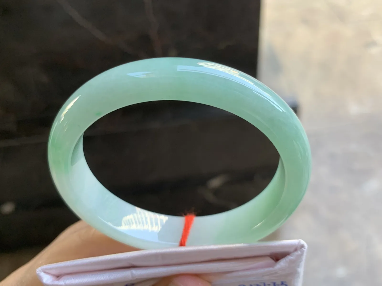 56-12.7-7.5mm
带色贵妃手镯 底子细腻 水润清新 正圈54可带