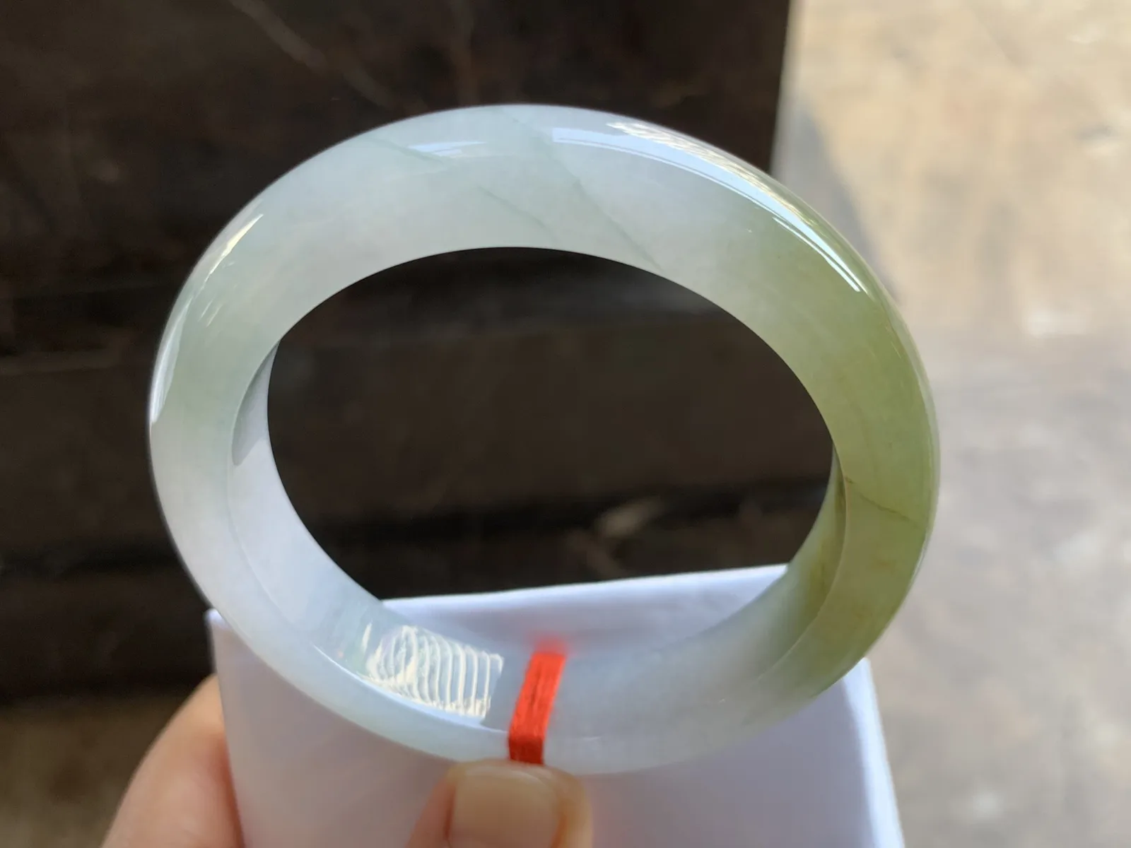 58.5-12.9-9.2mm
冰黄翡手镯 颜色漂亮 水润 上手大气