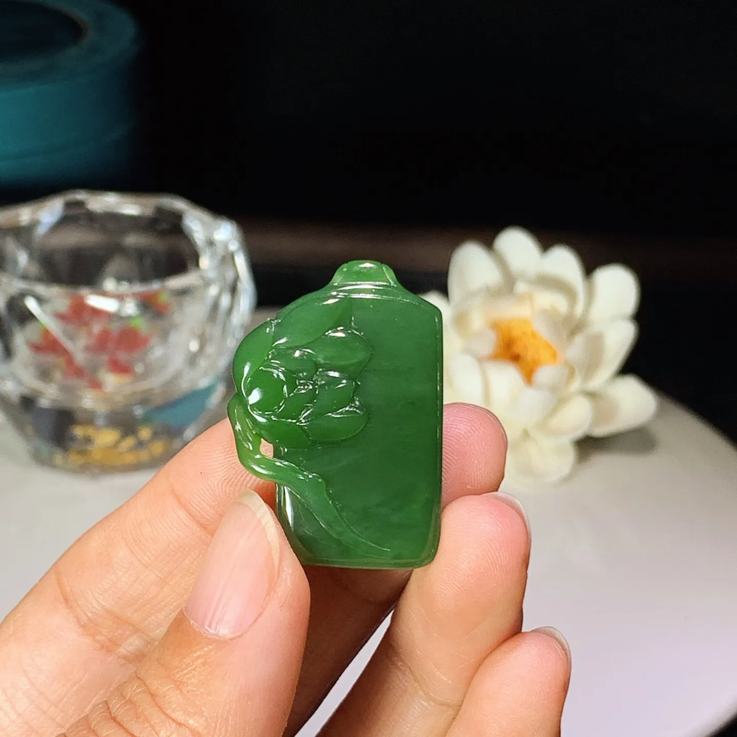 和田玉阳绿俄罗斯碧玉花开富贵牌子挂件 尺寸33/23/6重10克 玉质细腻油润 底色纯净 脂粉好，品质好！lt260116