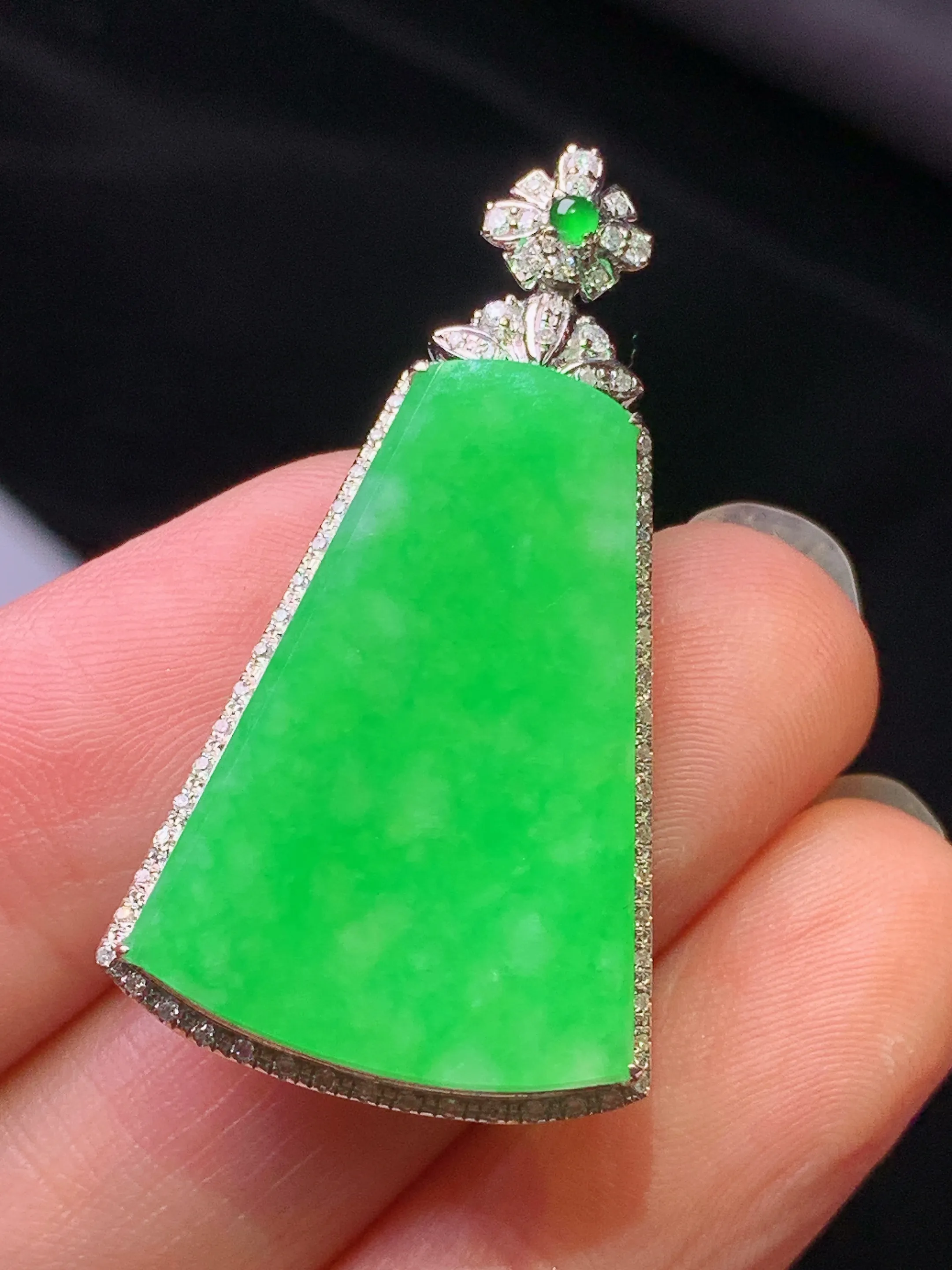 18k金钻镶嵌翠绿无事牌吊坠 玉质细腻 色泽艳丽清新 整体尺寸37.5*20.6*5.7