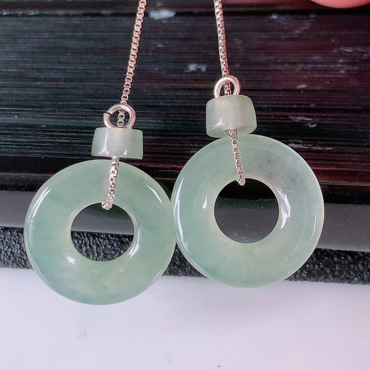 自然光实拍，冰种翡翠一对平安扣耳坠，翠色灵动，玉质细腻，颜色漂亮，品相佳，佩戴佳品！配图银线 #18