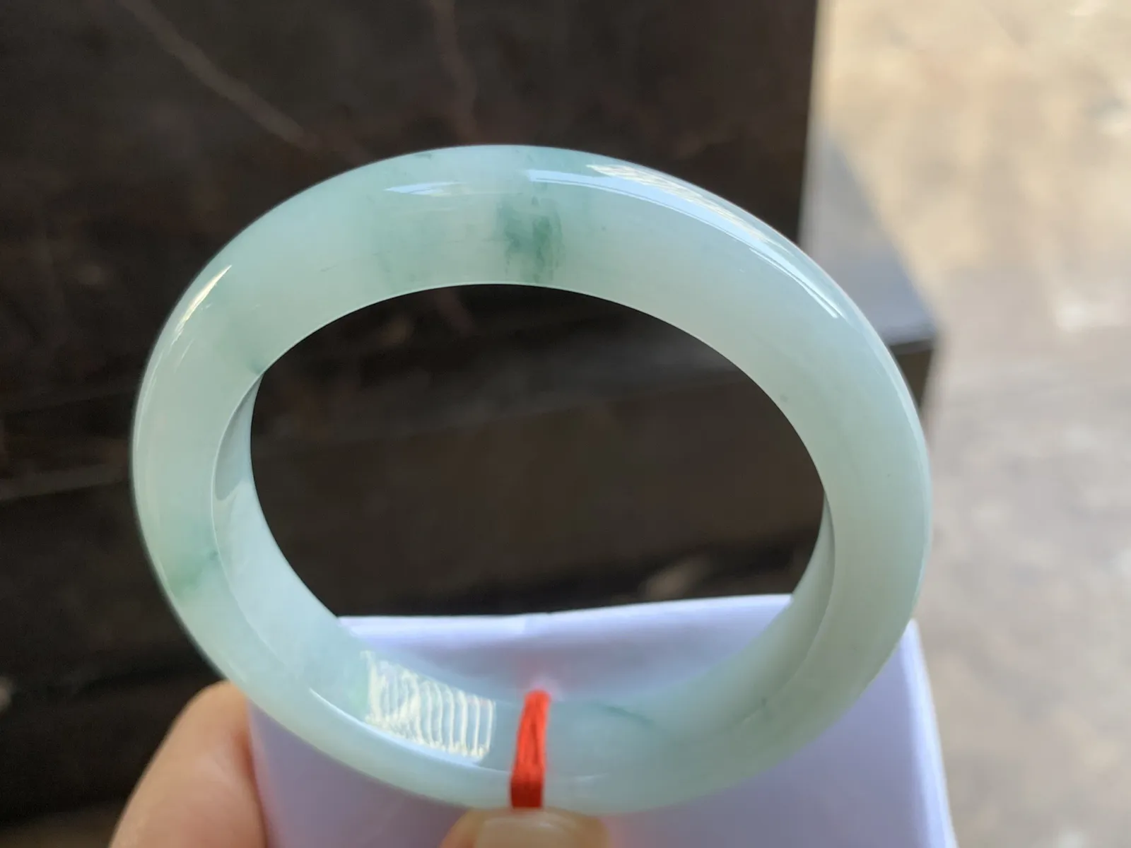 56.5-12-8.9mm
糯冰飘花手镯 底子细腻 干净 清爽