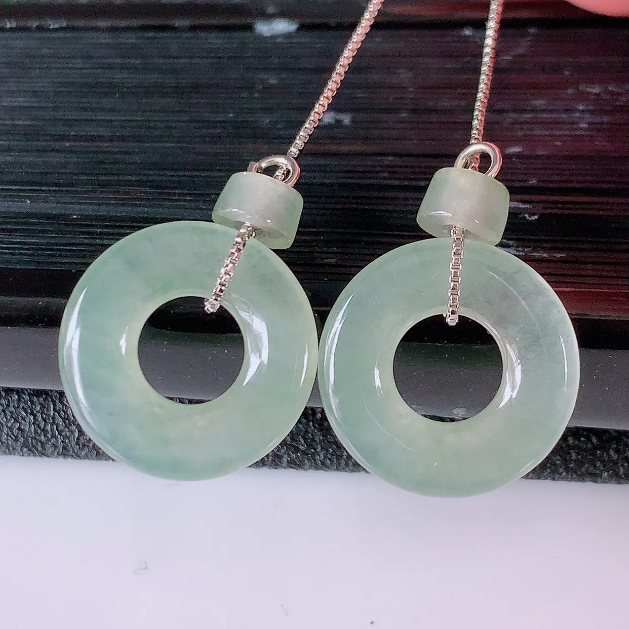 自然光实拍，冰种翡翠一对平安扣耳坠，翠色灵动，玉质细腻，颜色漂亮，品相佳，佩戴佳品！配图银线 #186.2平安扣尺寸14.6*2.5mm