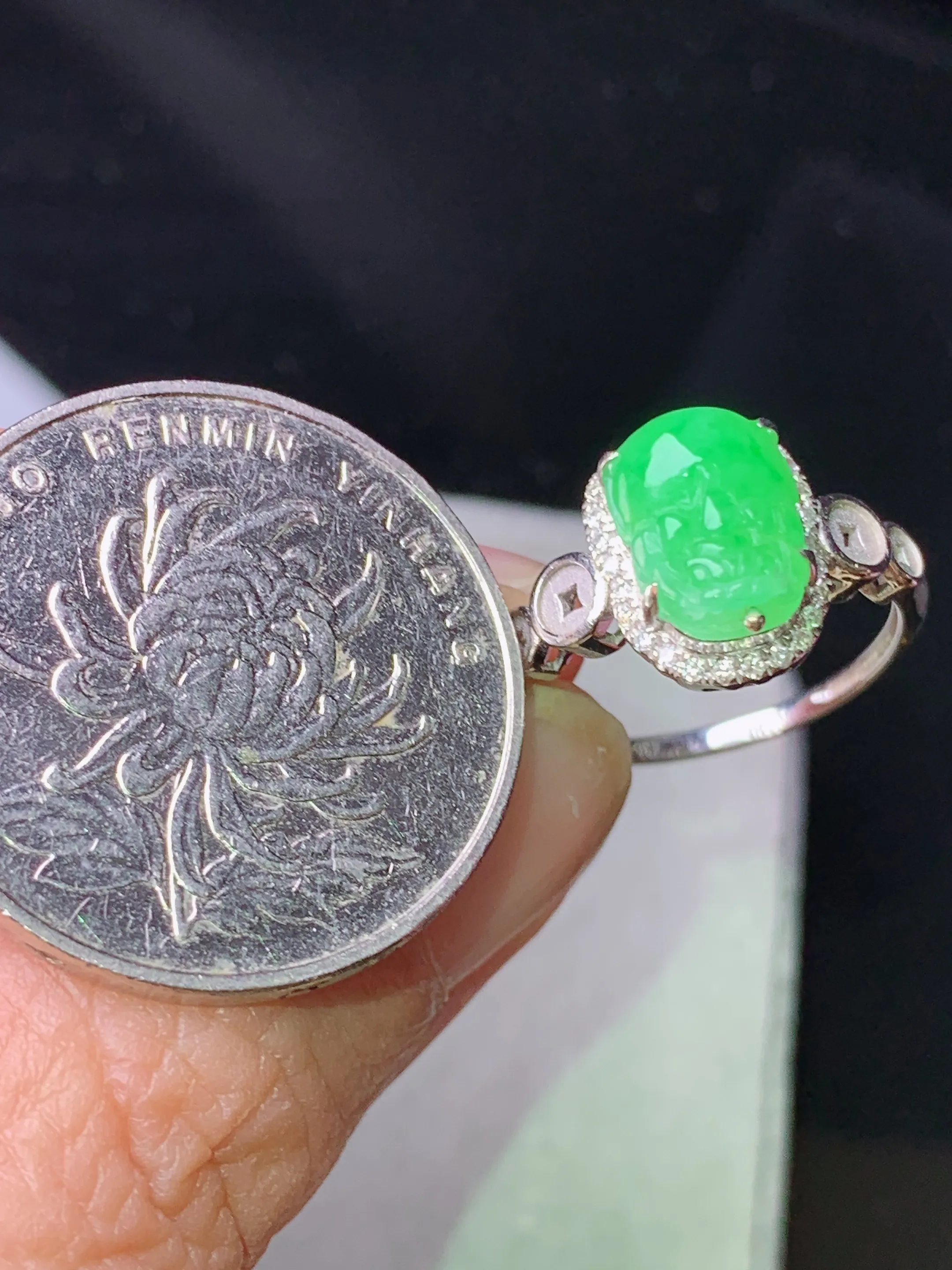 18k金钻镶嵌翠绿貔貅戒指 玉质细腻 色泽艳丽清新 圈口12 整体尺寸11.6*9*7