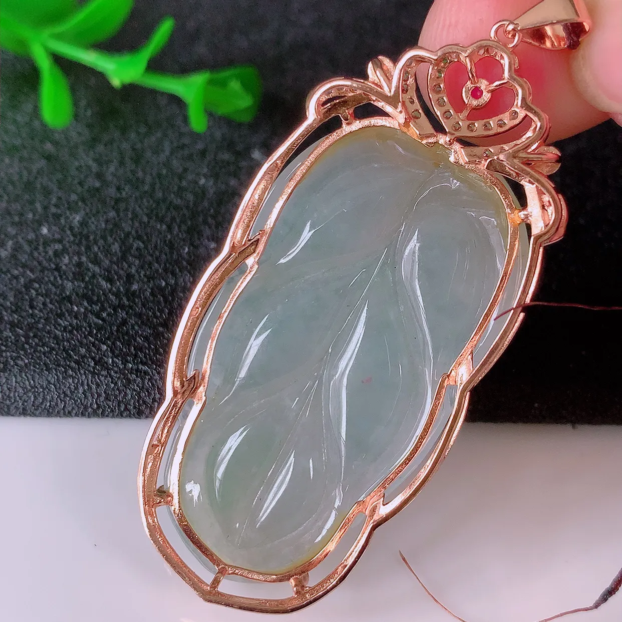 冰透翡翠925银镶嵌叶子吊坠，自然光实拍，翠色灵动，颜色漂亮，种老水足，品相佳，佩戴佳品！#150.2整体53*22.5*9.5裸石38.5*21.5-