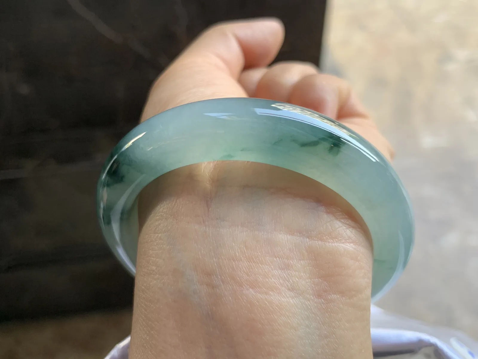 54.5-12.2-8.5mm
糯冰飘花手镯 底子细腻 水润 山水花色 韵味悠长